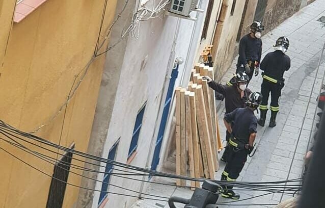 Bombers treballant al passatge Sigüenza per apuntalar l'edifici en risc / Cedida - Manuel Tinoco