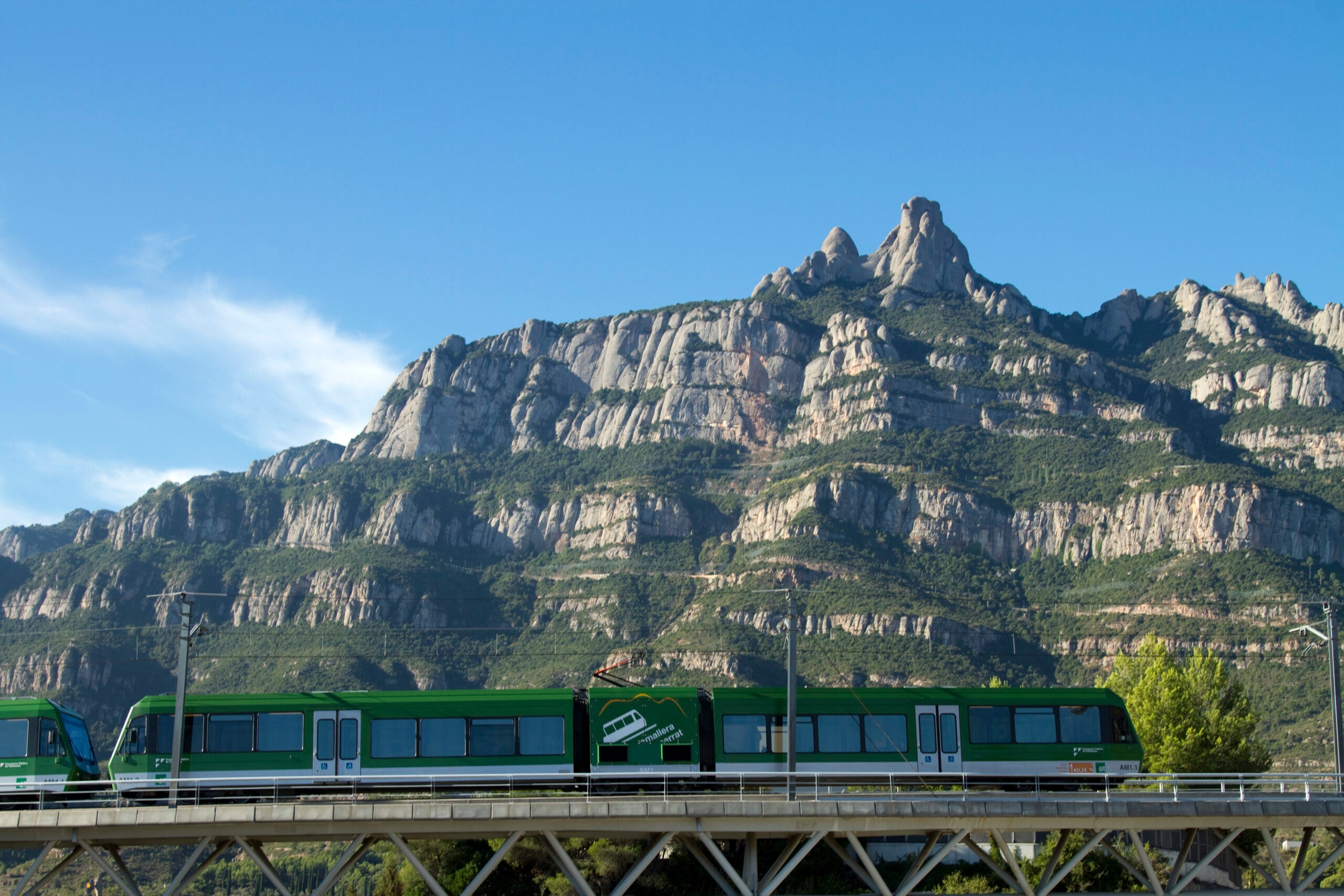 Els tiquets combinats ofereixen fórmules assequibles i sostenibles de viatjar fins a la muntanya Montserrat i visitar-la / FGC