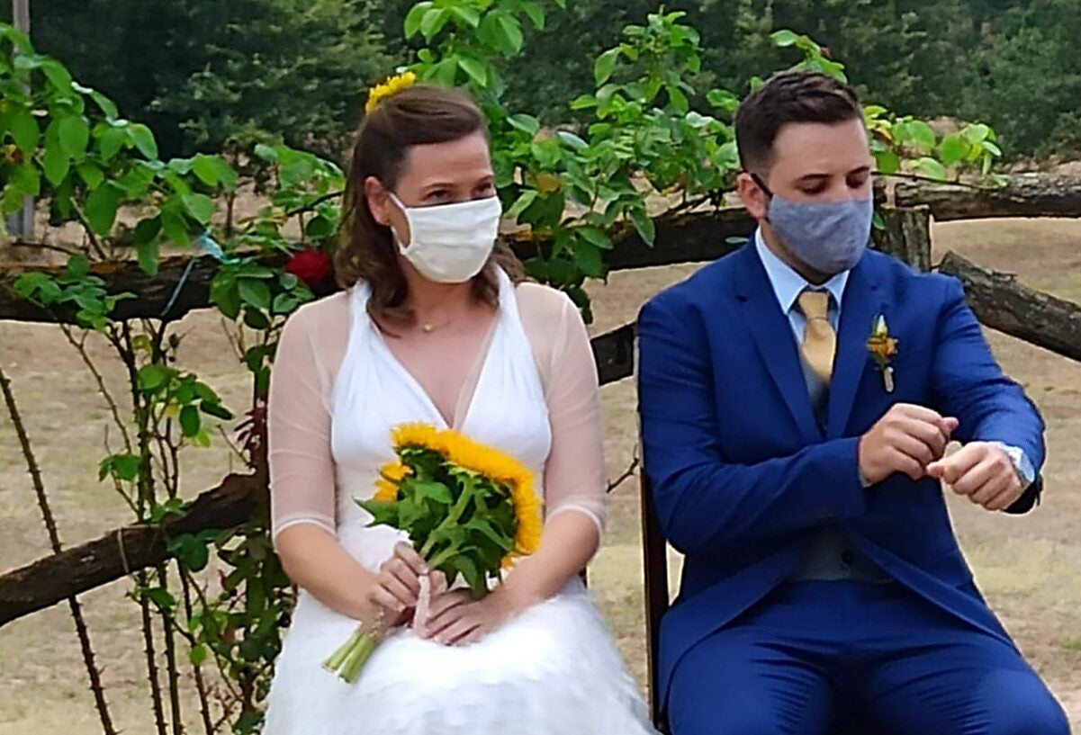 L’Anna Viñals i el Marc Morgano va casar-se fa dues setmanes amb les mascaretes MimetikBcn / MimetikBcn