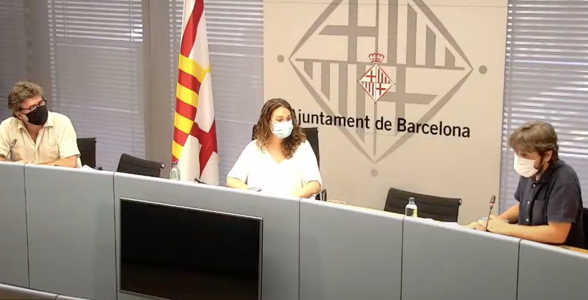 La tinenta d'alcaldia Laura Pérez, entre David Llistar, director de Justícia Global i Cooperació Internacional de l'Ajuntament, i Guillermo Martínez, coordinador de Metges del Món al Senegal, en la presentació dels projectes d'ajuts internacionals contra la Covid-19 / Ajuntament de Barcelona