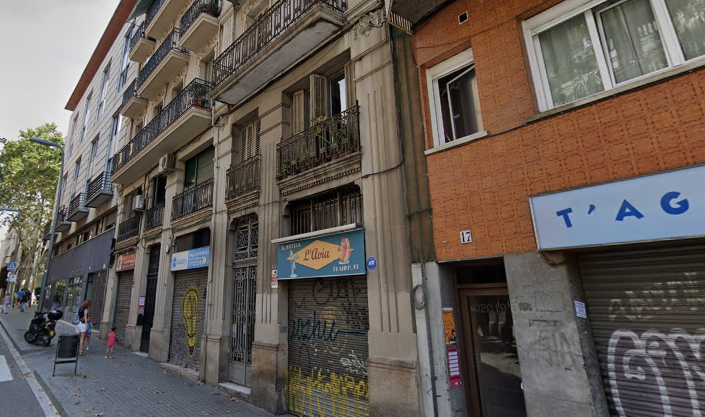 Bloc del carrer Olzinelles on ha tingut lloc el desallotjament d'una família amb nens / Google Street View