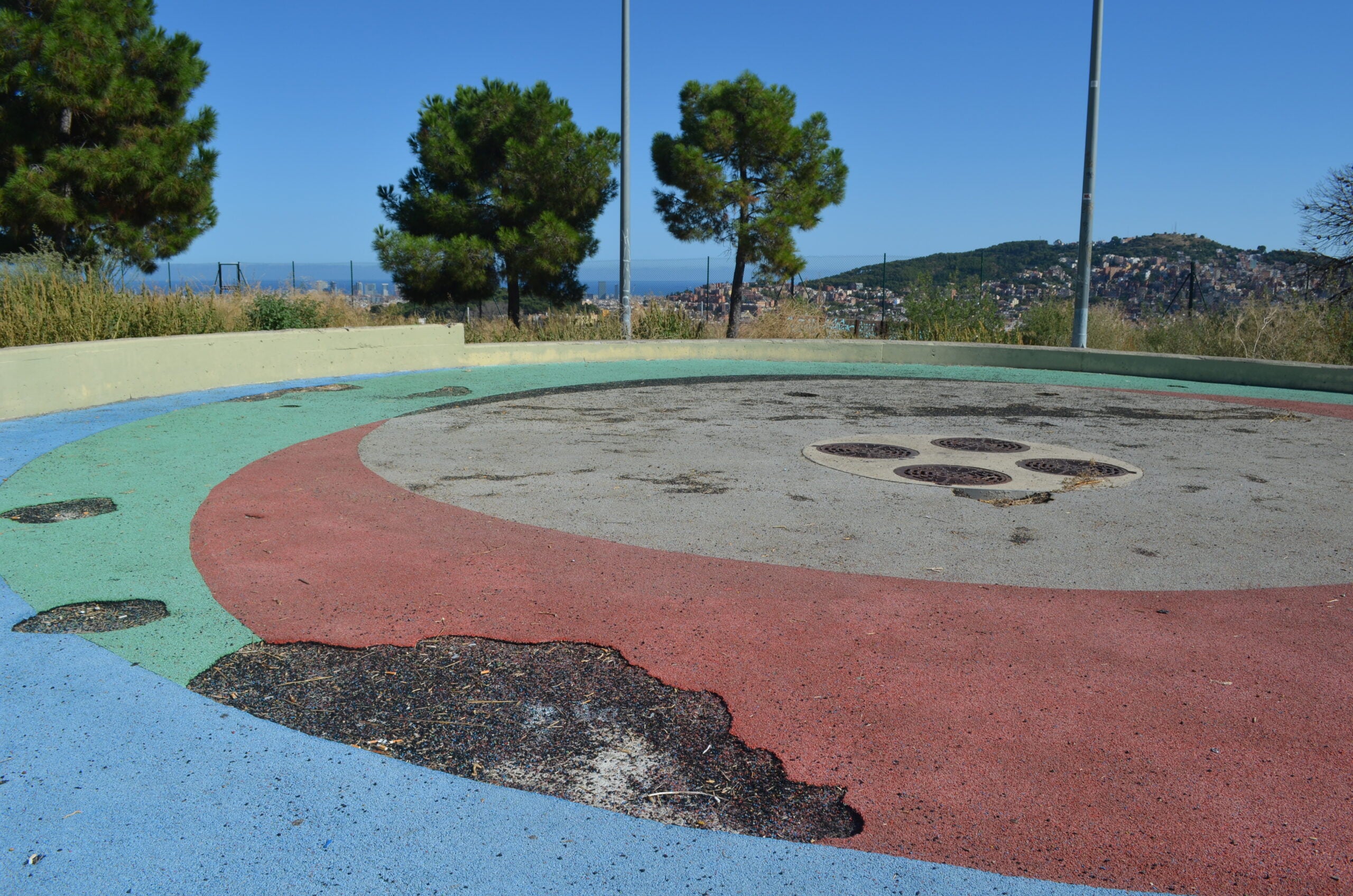 Una zona de joc per a nens amb el terra aixecat, al parc Xavier Montsalvatge / A. L.