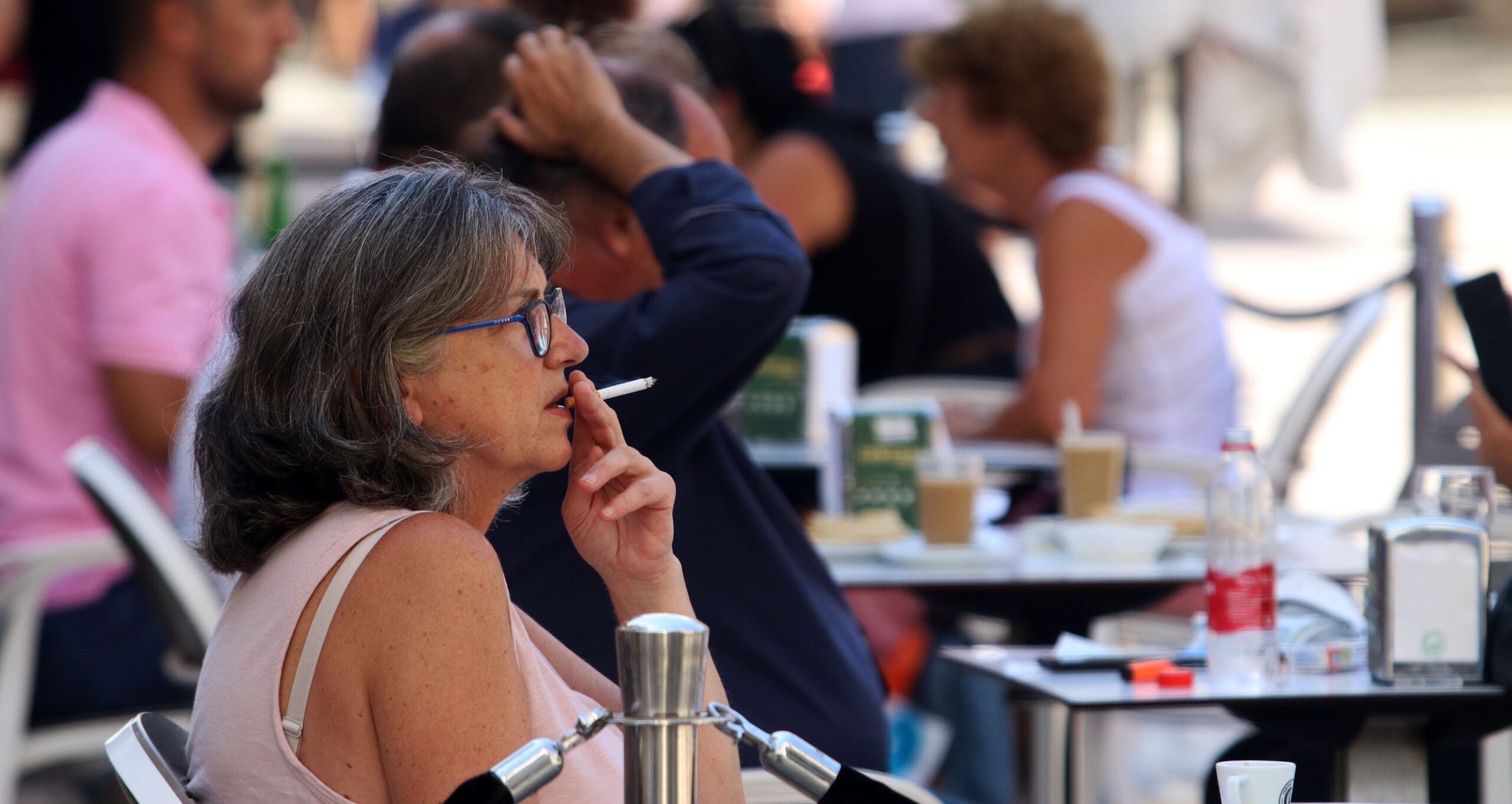 Imatge de recurs d'una dona fumant a una terrassa / Álex Zea (Europa Press)
14 AGOSTO 2020
14/8/2020