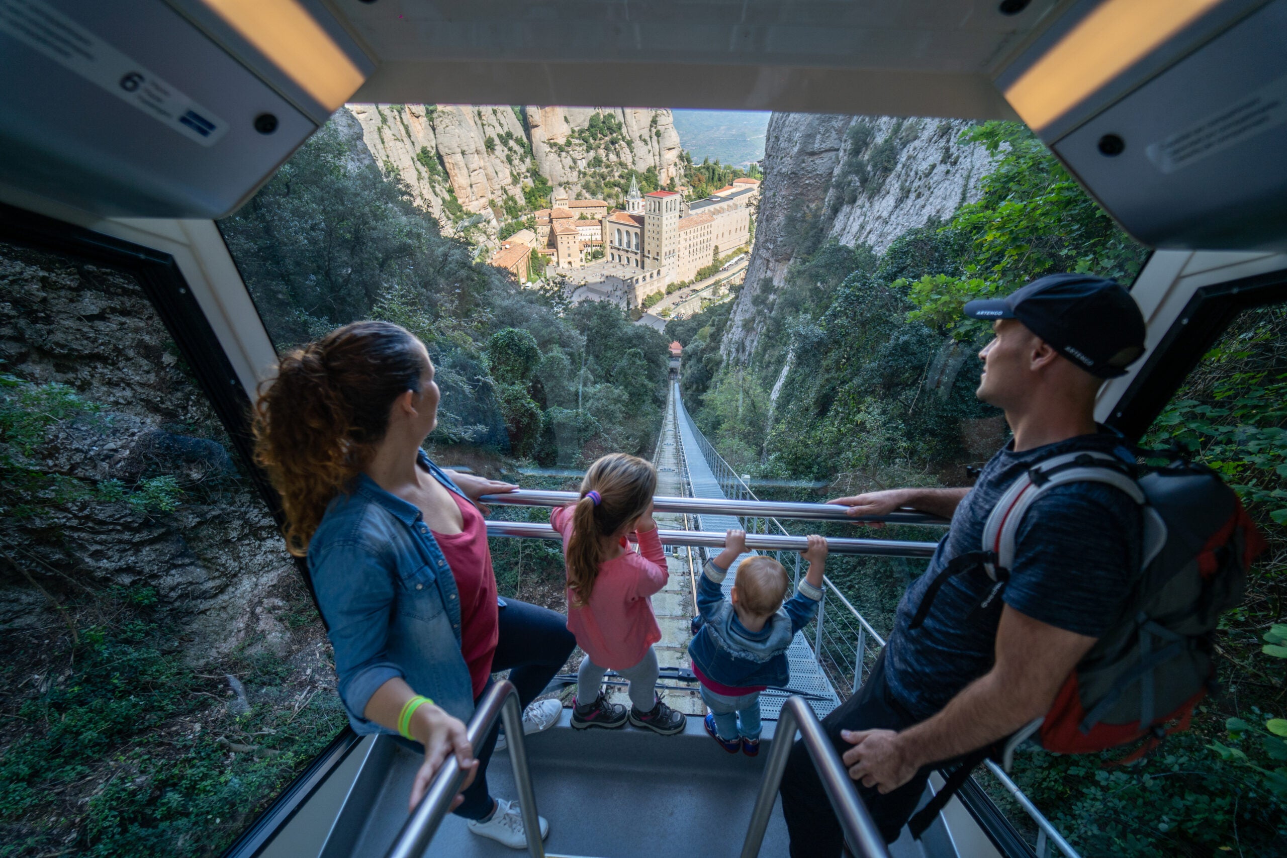 El Funicular de Sant Joan ofereix espectaculars vistes de Montserrat / FGC