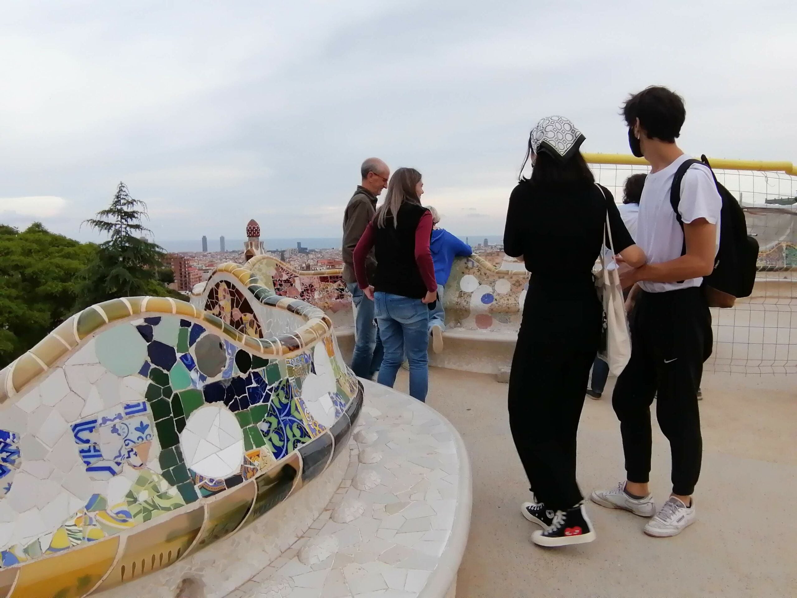 Joves al Park Güell després del confinament / MMP