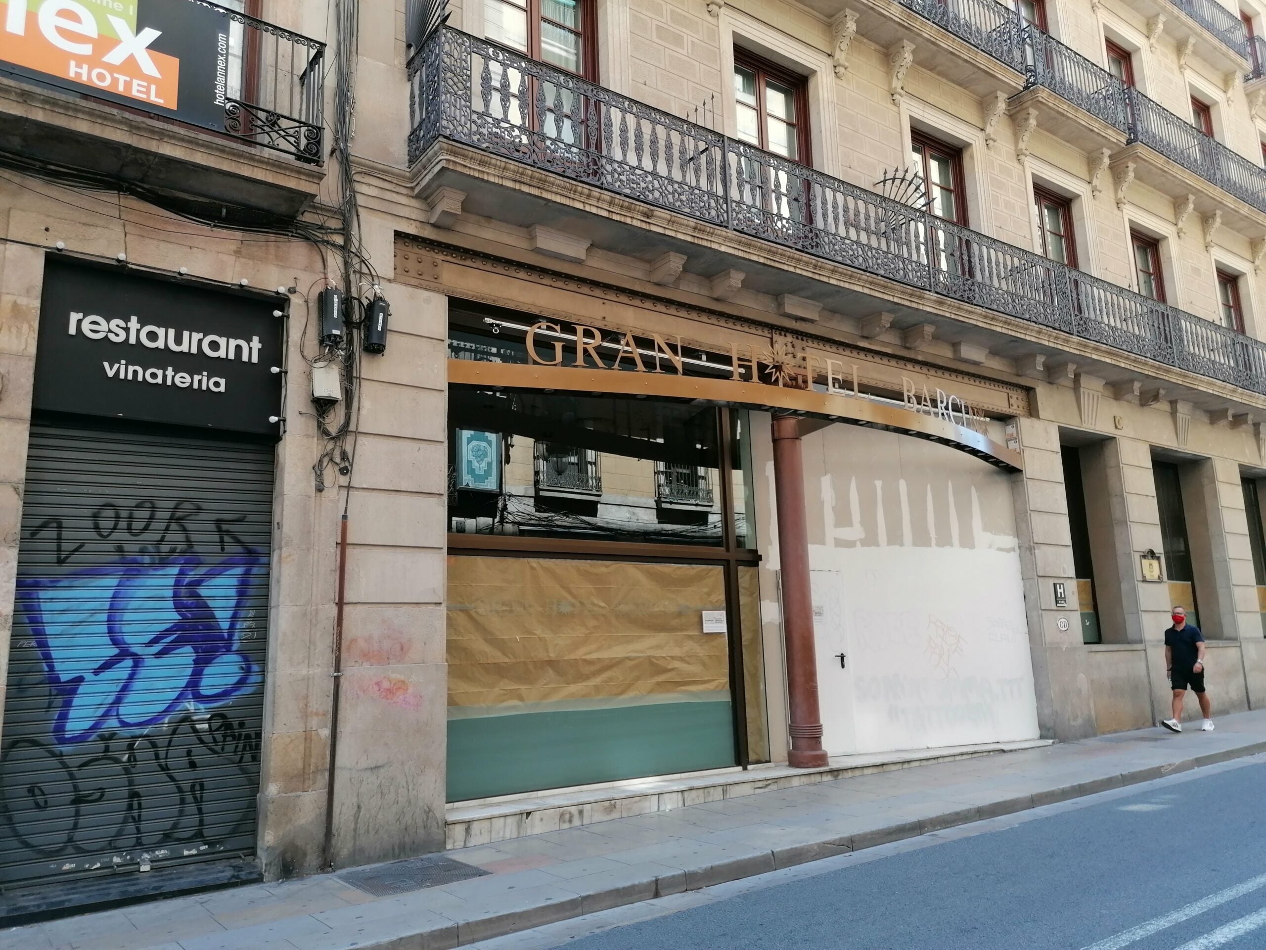 Hotel tancat aquest juliol al carrer Jaume I, a tocar de plaça Sant Jaume / MMP