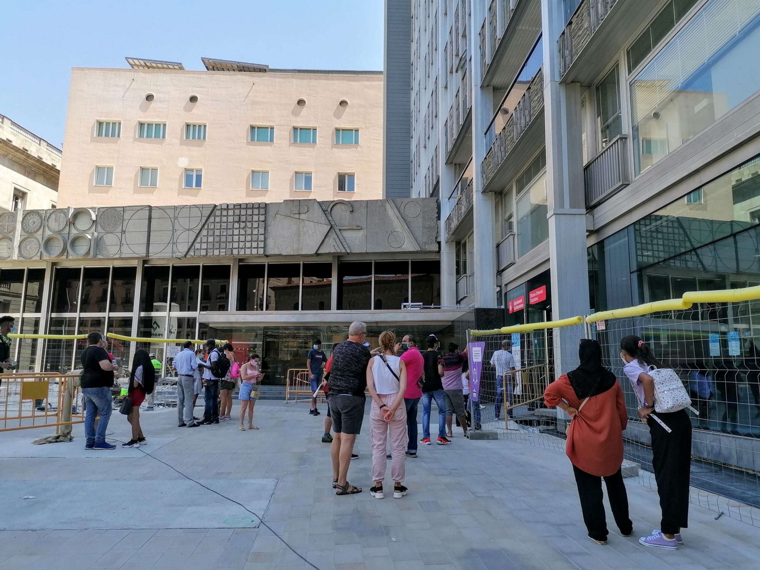 Cua a la porta de l'Oficina d'Atenció Ciutadana de la plaça Sant Miquel / MMP