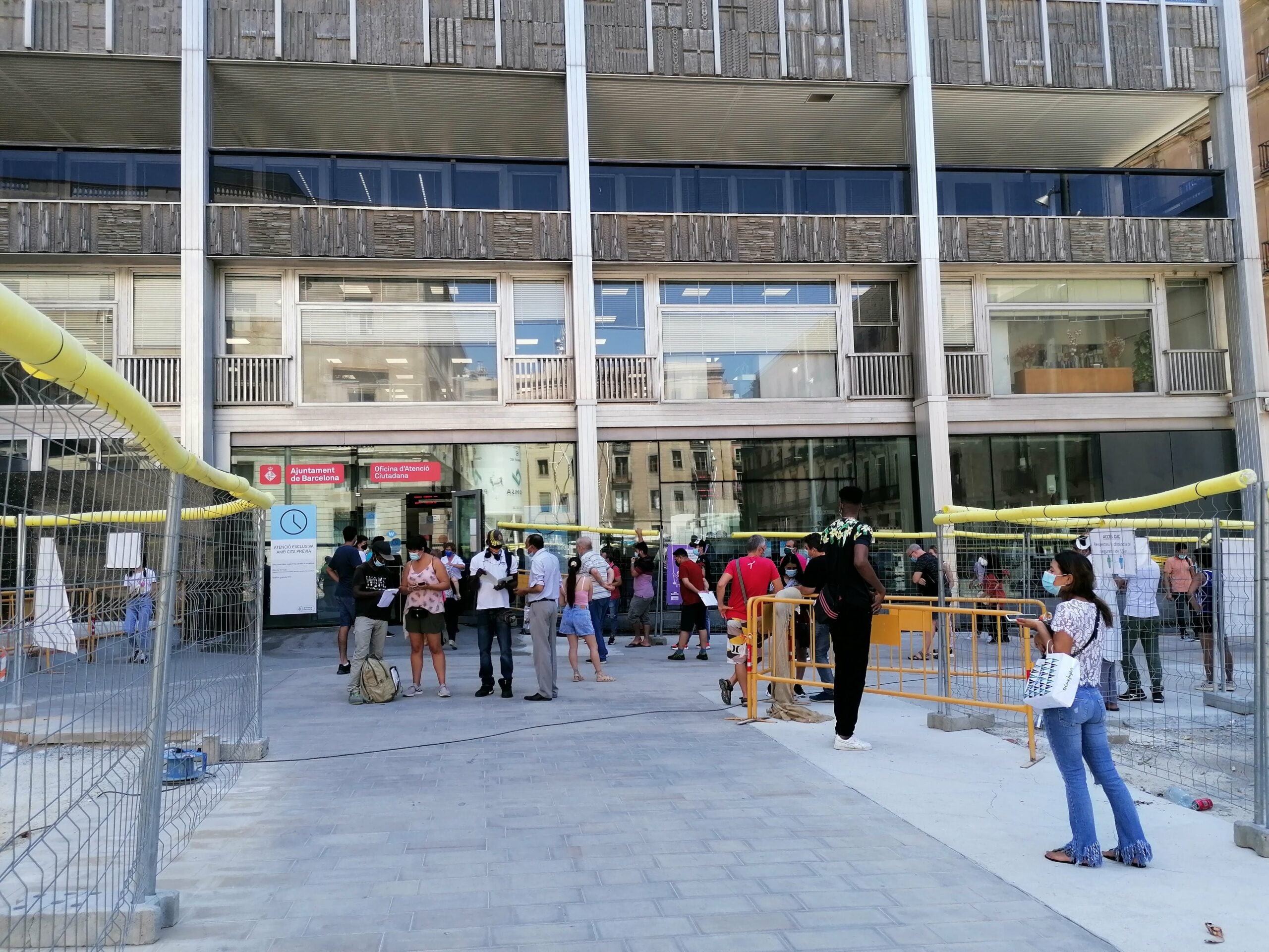 Cua a la porta de l'Oficina d'Atenció Ciutadana de la plaça Sant Miquel / MMP