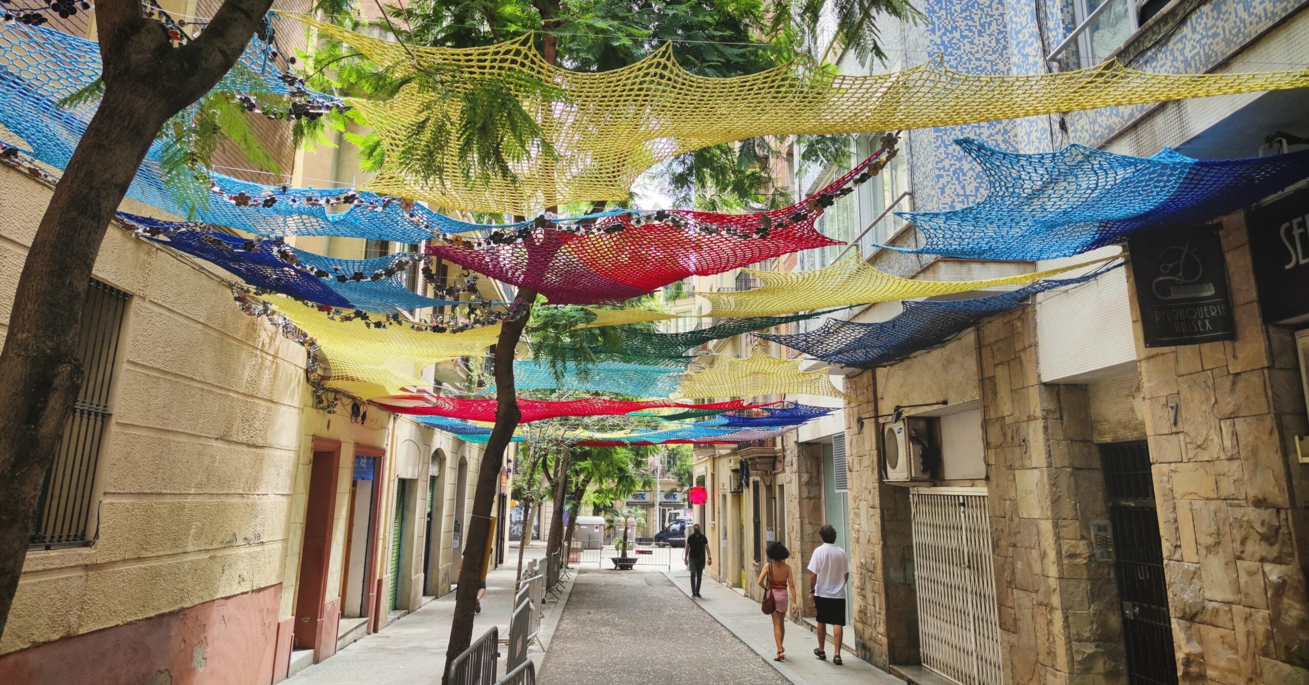 El carrer de Joan Blanques de Baix de Tot, engalanat en una edició de les festes de Gràcia prèvia a la pandèmia / DC