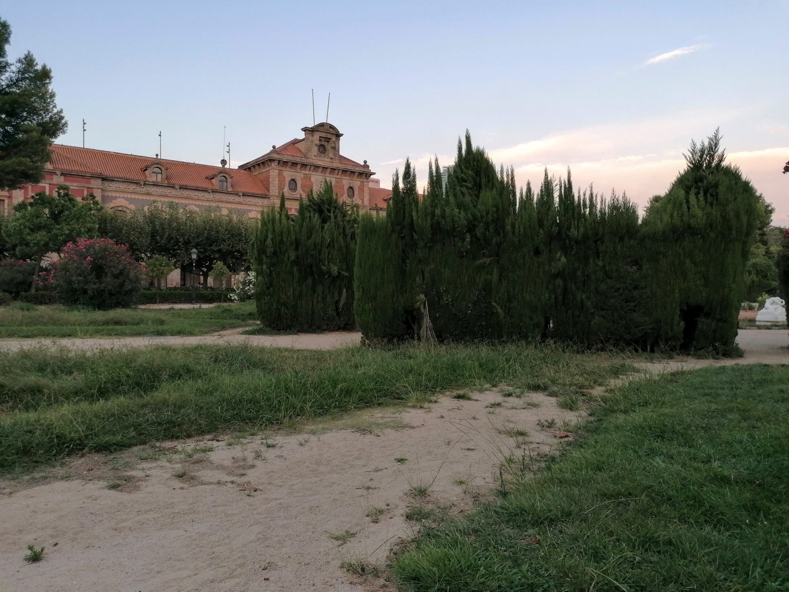 Estat degradat del pati d'armes del Parc de la Ciutadella, aquest agost / MMP