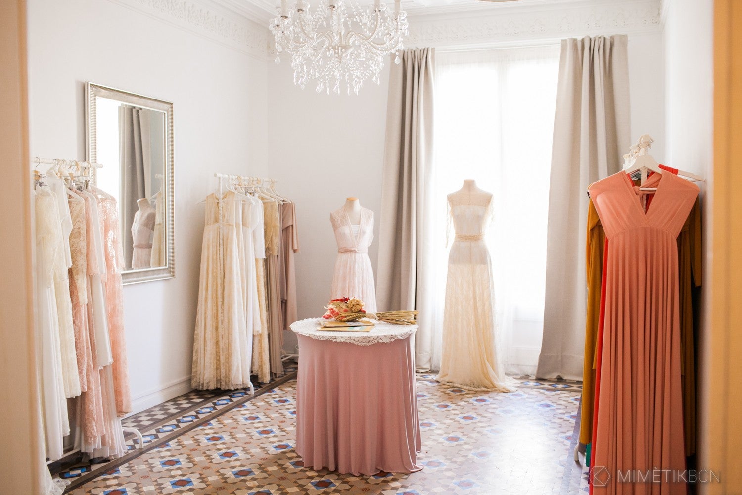 Atelier de la firma barcelonina MimetikBcn de moda nupcial / MimetikBcn