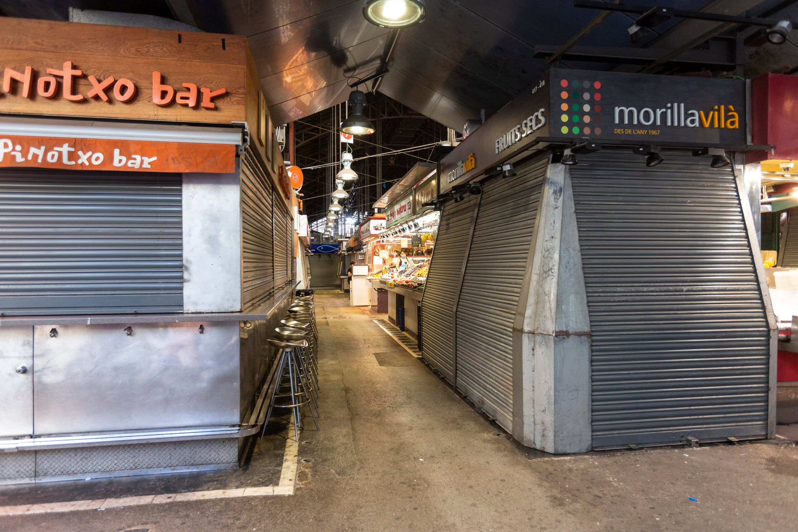 Persianes tancades a la Boqueria en ple juliol, per la crisi del coronavirus / Mireia Comas