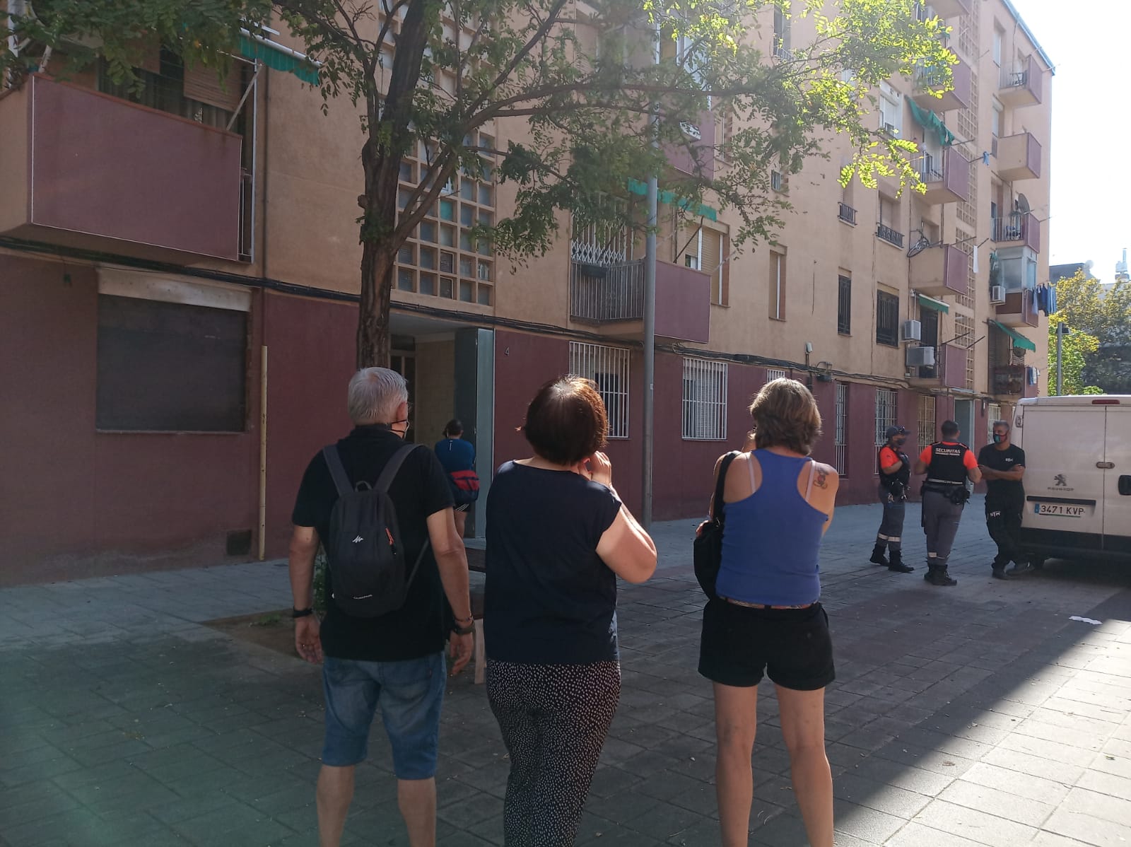 Veïns del Besòs i el Maresme, aquest matí durant l'intent d'ocupació / Cedida