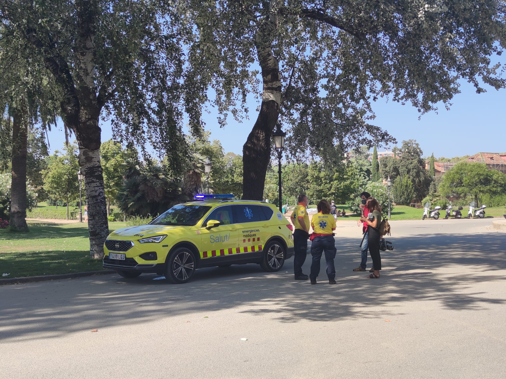 Una dotació del Sistema d'Emergències Mèdiques (SEM) aquesta tarda al parc de la Ciutadella / David Cobo