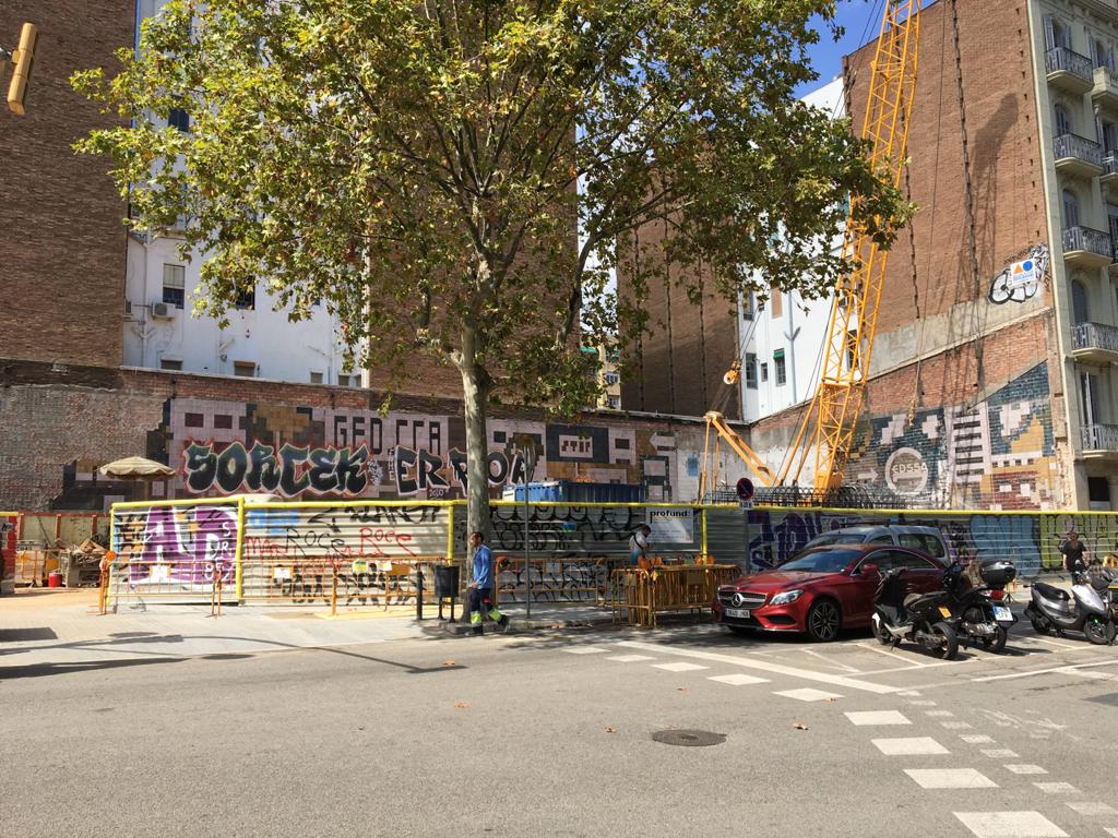 'Tag' grafitejat sobre el mural retro amnistiat d'una gasolinera de l'Eixample / Cedida - Mònica Catalán