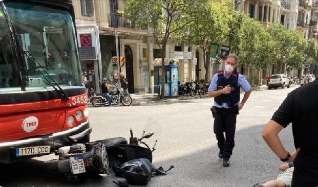 Xoc entre una moto i un autobús de TMB a la Travessera de Gràcia / PP Sarrià-Sant Gervasi