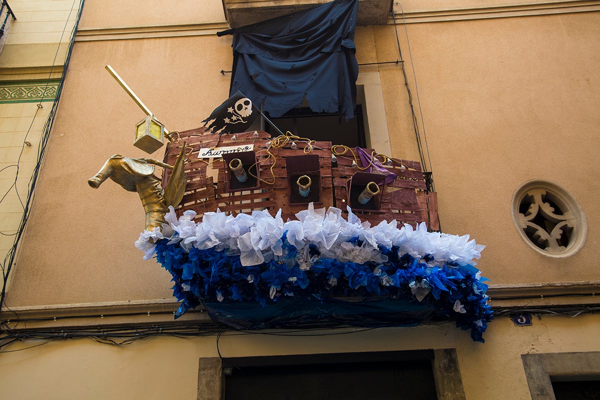 Un balcó decorat com a vaixell pirata s'emporta el concurs de guarnits de Gràcia / @festagracia