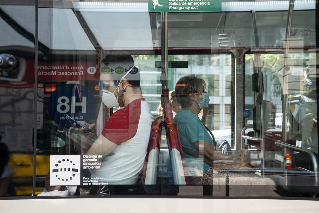 Viatgers amb mascaretes en un autobús / Ajuntament de Barcelona - Mariona Gil