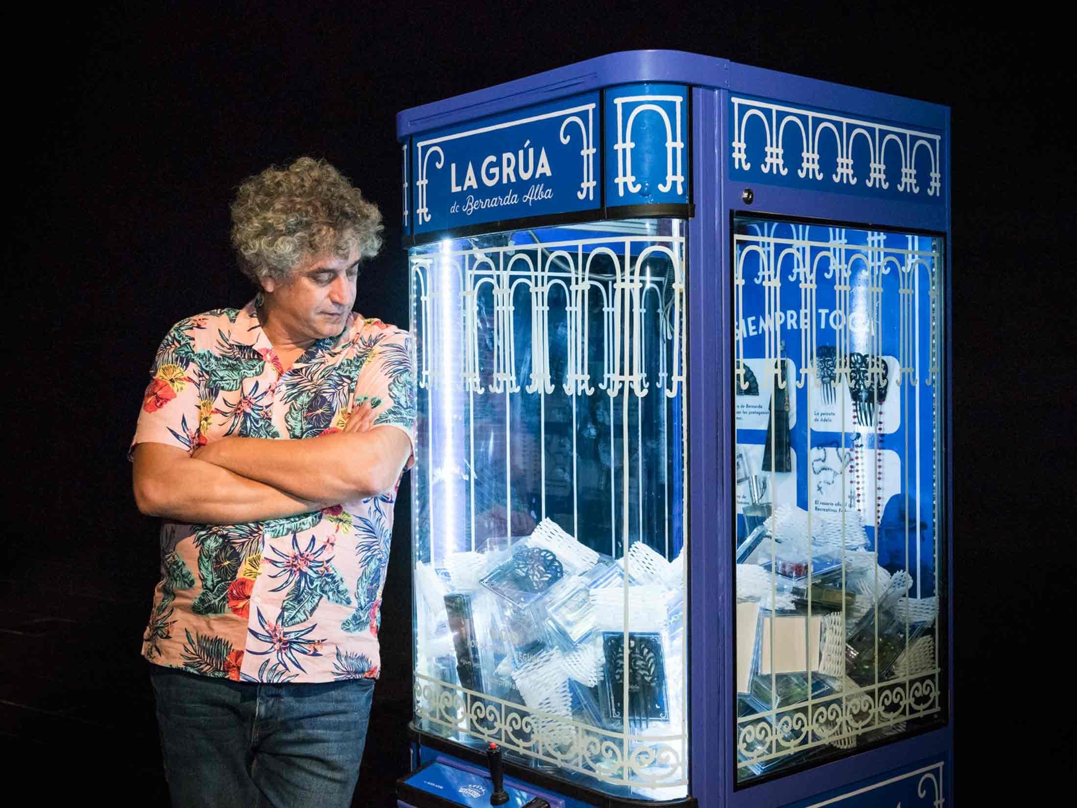 L'artista Alex Peña al costat d'una de les màquines de 'Recreativos Federico' / CASA SEAT