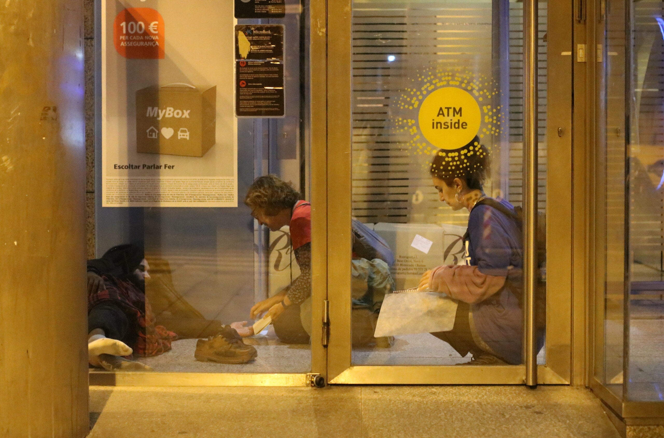 Una voluntària de la fundació Arrels fa preguntes a una persona sense llar / ACN