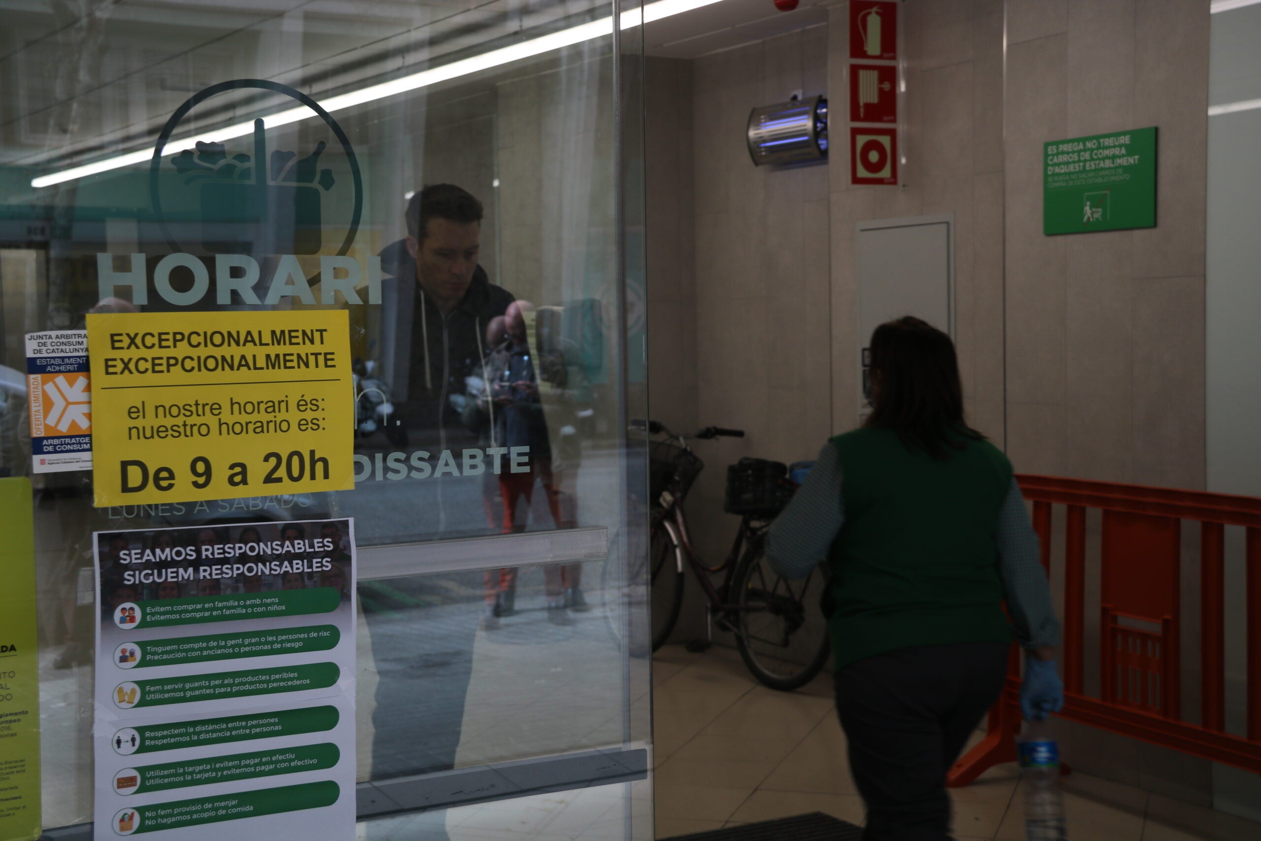 Un cartell a un Mercadona de Barcelona on s'especifica el nou horari del supermercat mentre es mantingui l'estat d'alarma / ACN