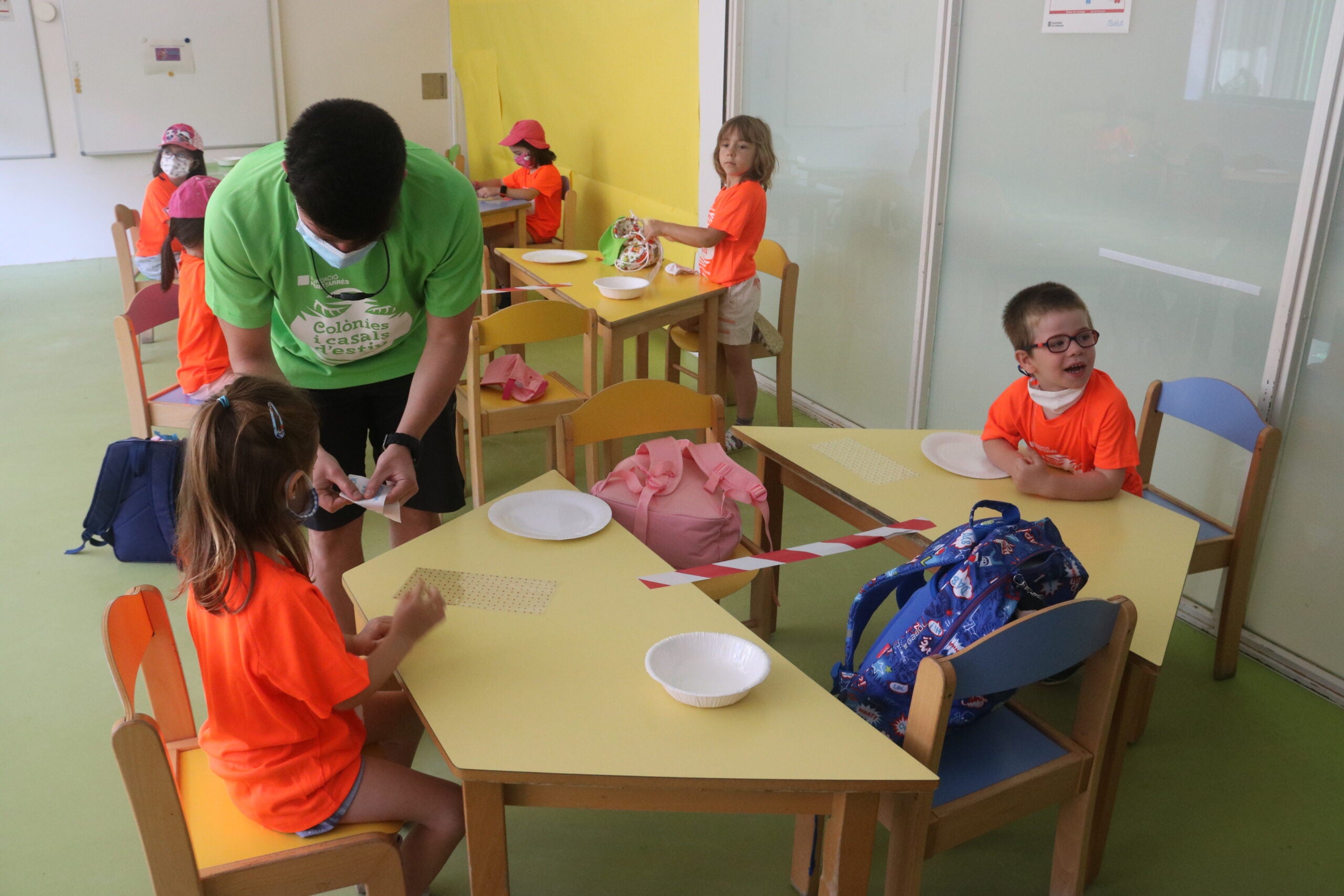 Una aula del casal d'estiu a l'Escola Sant Gregori de Barcelona, respectant les distàncies de seguretat / ACN