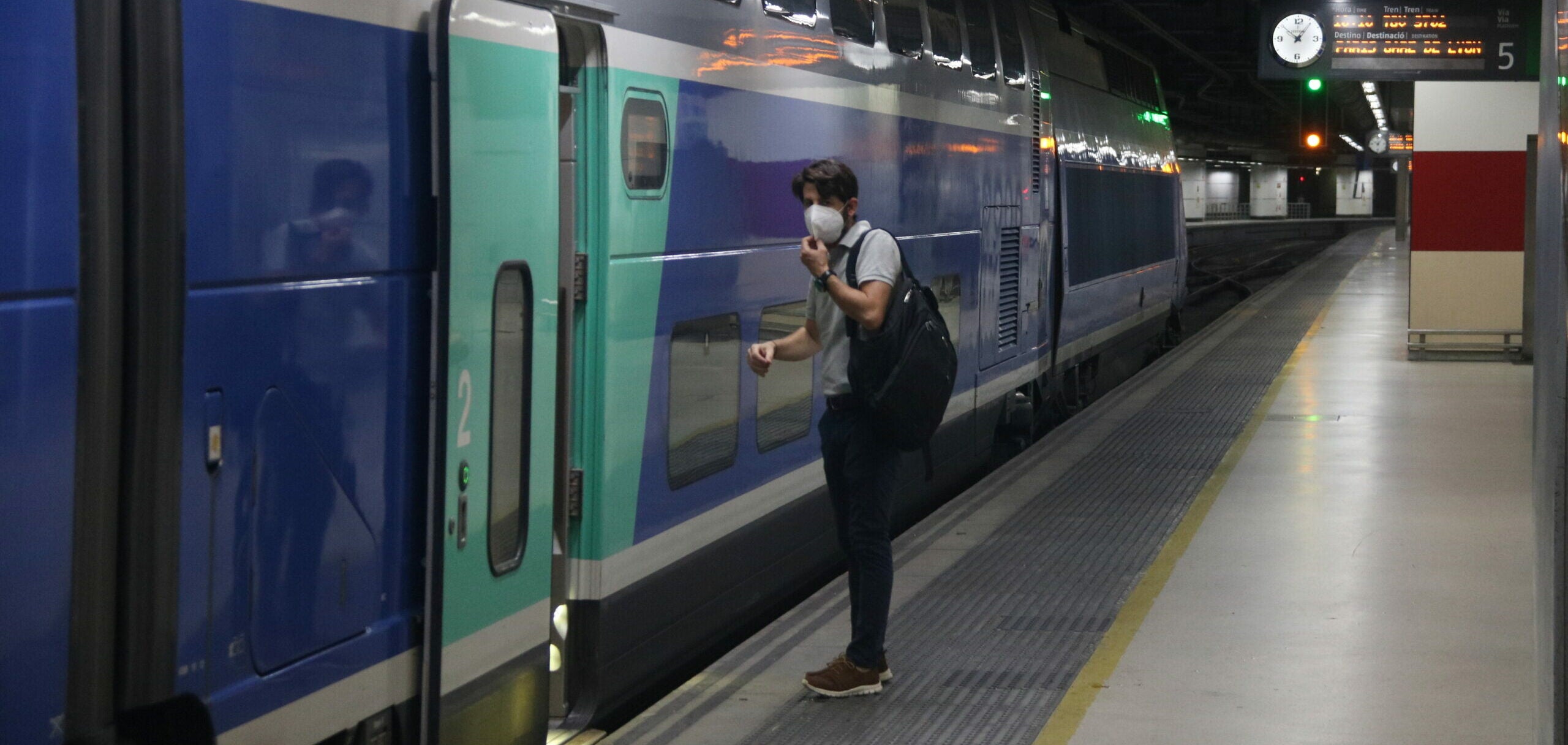 Un passatger puja a un tren a l'estació de Sants / ACN