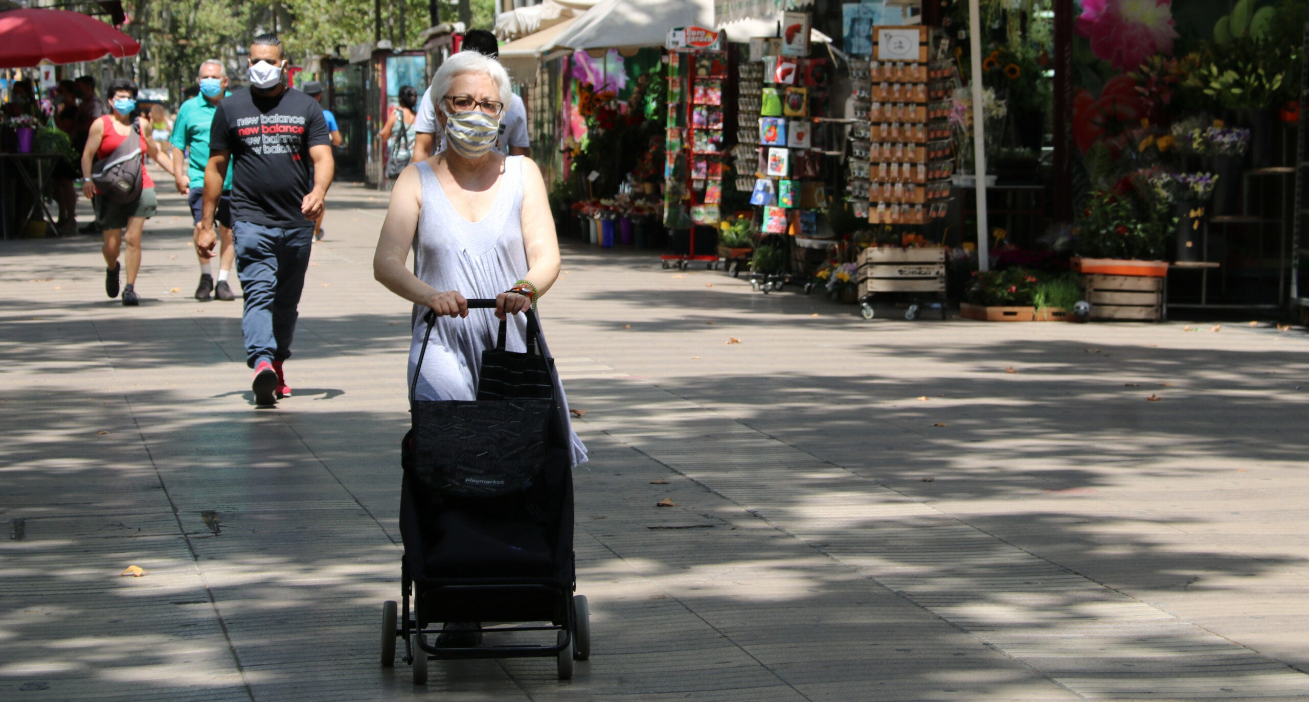 Una dona passeja per la Rambla amb el carro de la compra, aquest matí / Carola López (ACN)