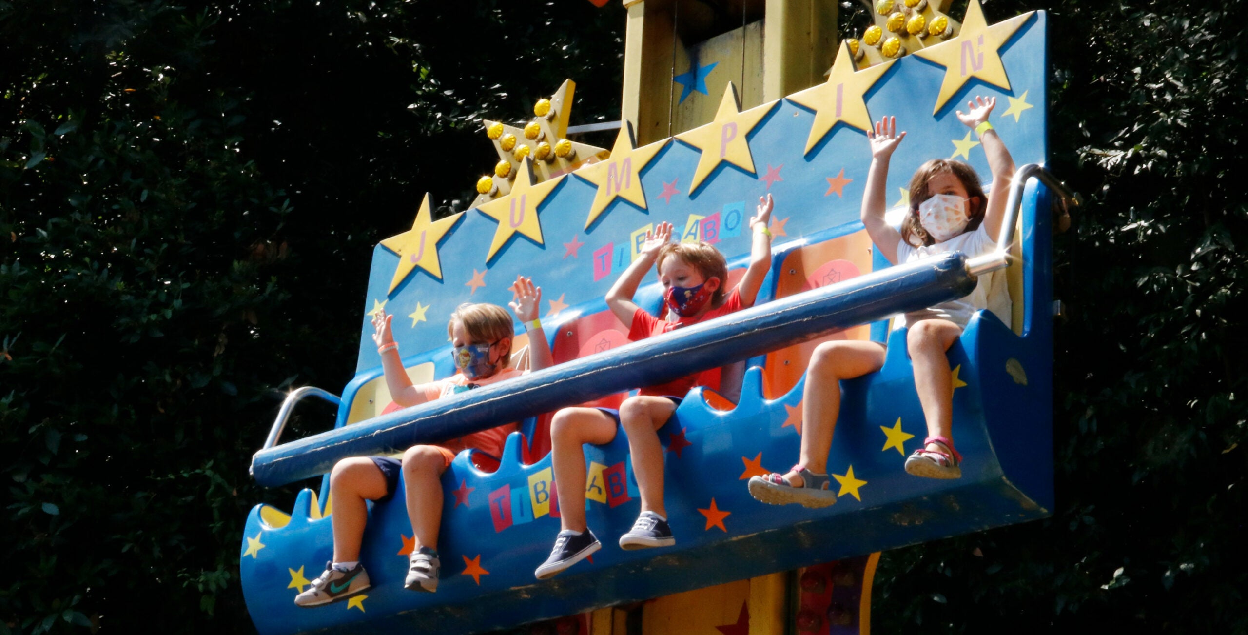 Canalla a una atracció del parc d'atraccions del Tibidabo, aquest matí / Carola López (ACN)