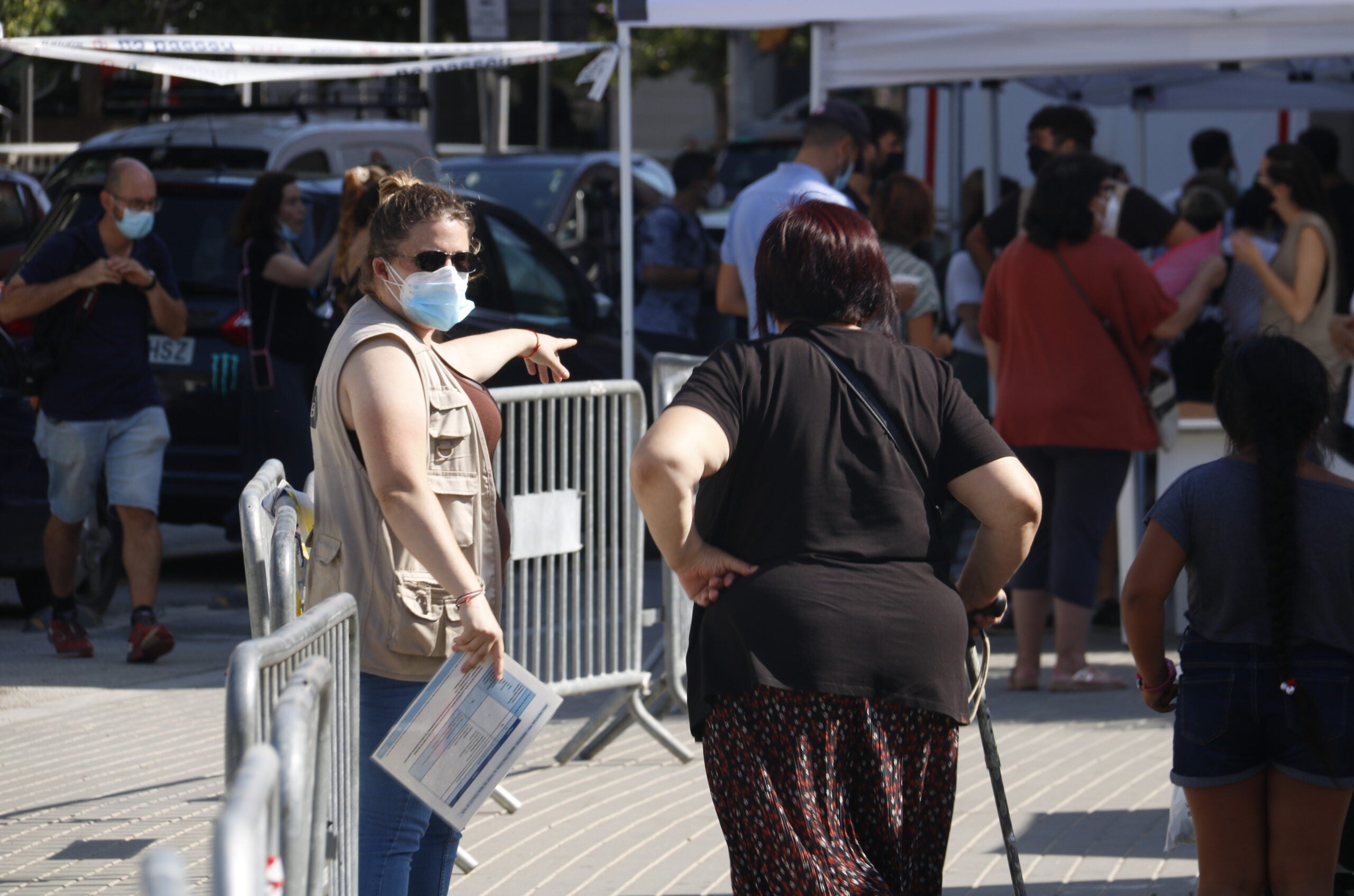 Cua de veïns esperant per fer-se una PCR a Torre Baró / ACN