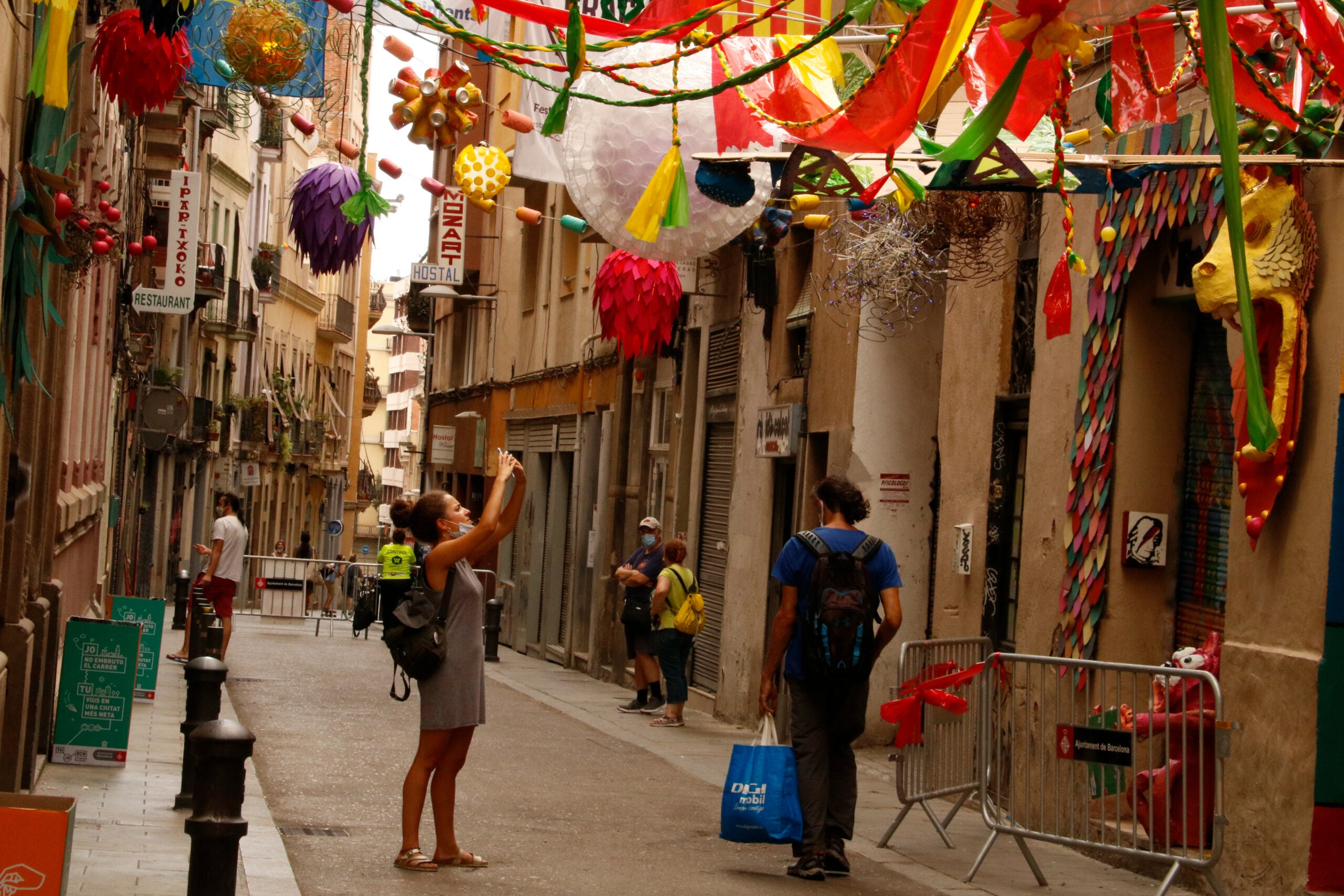 El carrer de Mozart ha estat un dels que ha col·locat guarnits / ACN