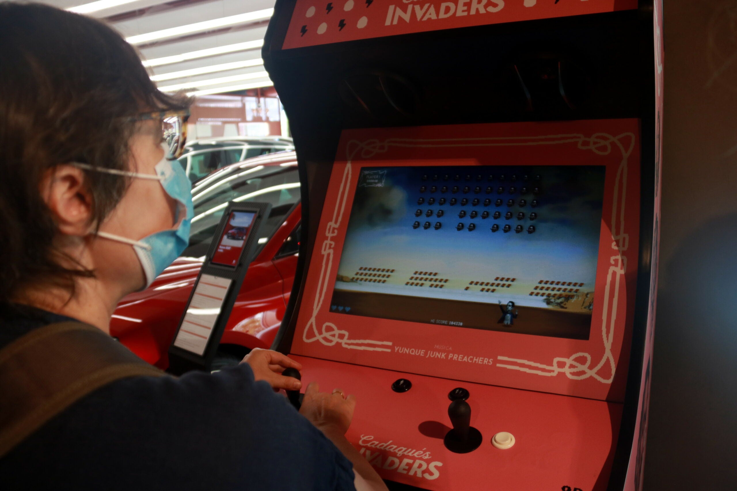 La màquina recreativa 'Cadaqués invaders' a la Casa Seat / ACN - Pere Francesch