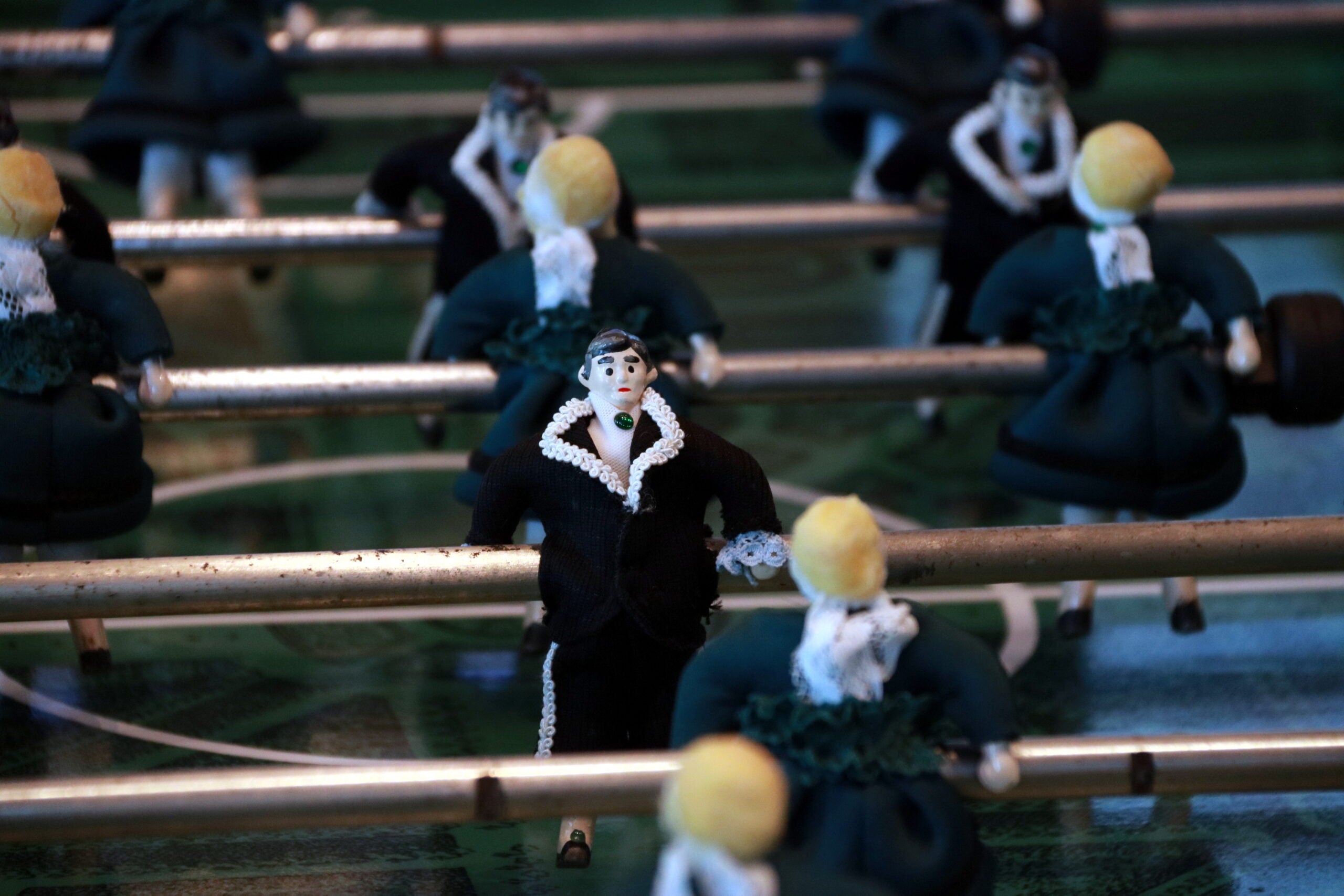 Un futbolí de la instal·lació 'Recreativos Federico' a l'entrada de la Casa Seat / ACN - Pere Francesch