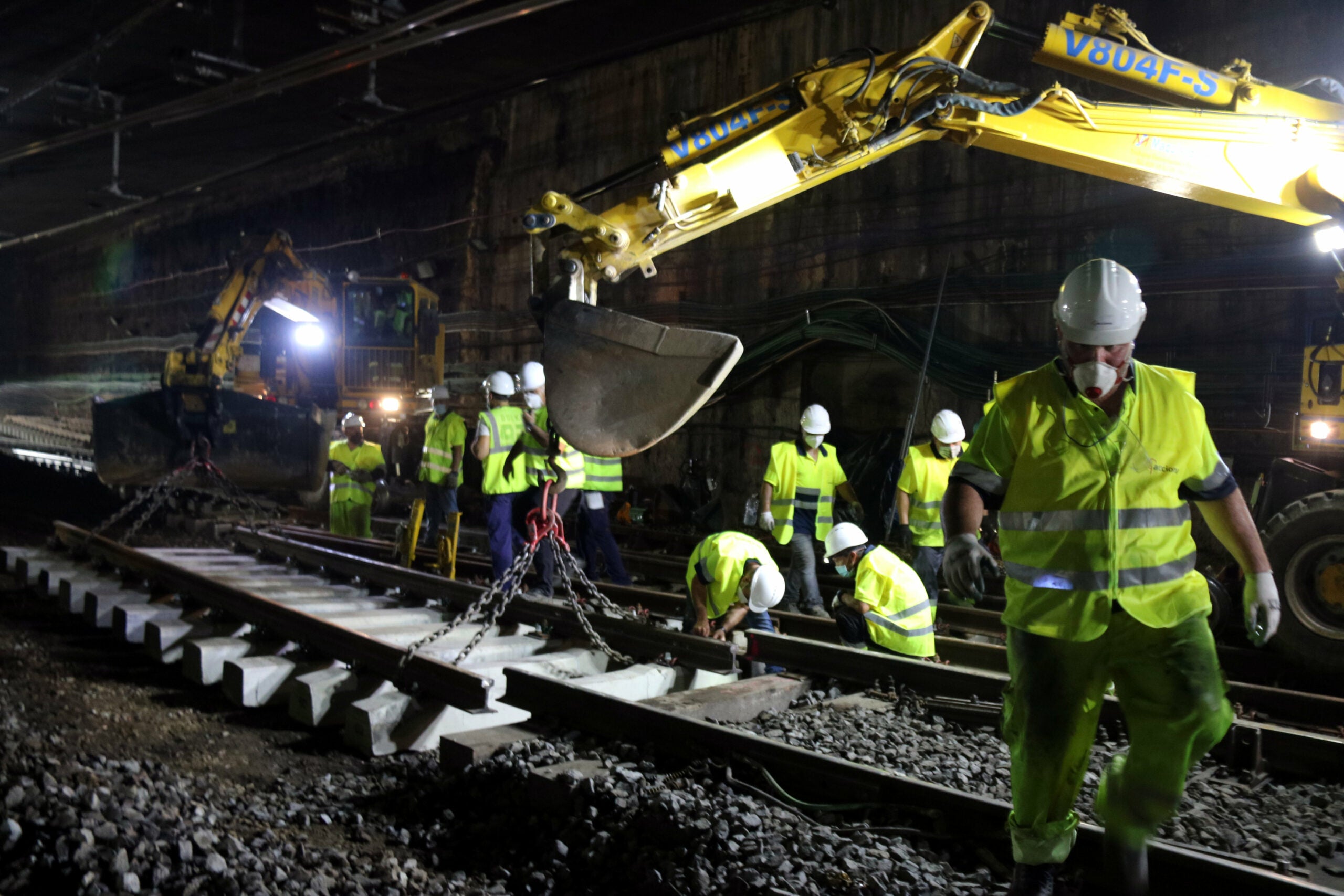 Operaris treballen en la recta final de la primera fase de les obres als túnels de l'estació de Sants, l'agost de 2020 / ACN - Miquel Codolar