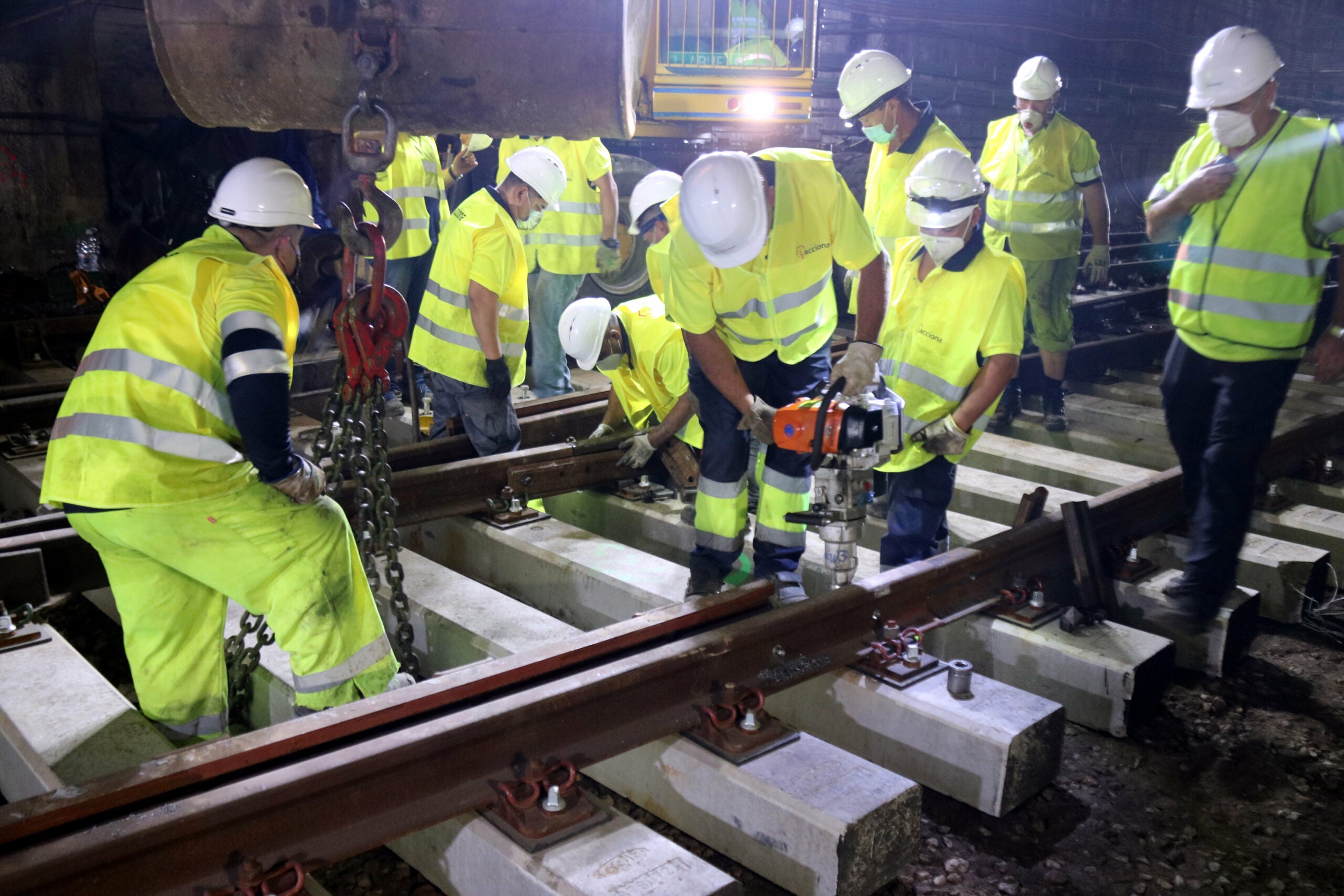 Operaris treballen en la recta final de la primera fase de les obres als túnels de l'estació de Sants, l'agost de 2020 / ACN - Miquel Codolar