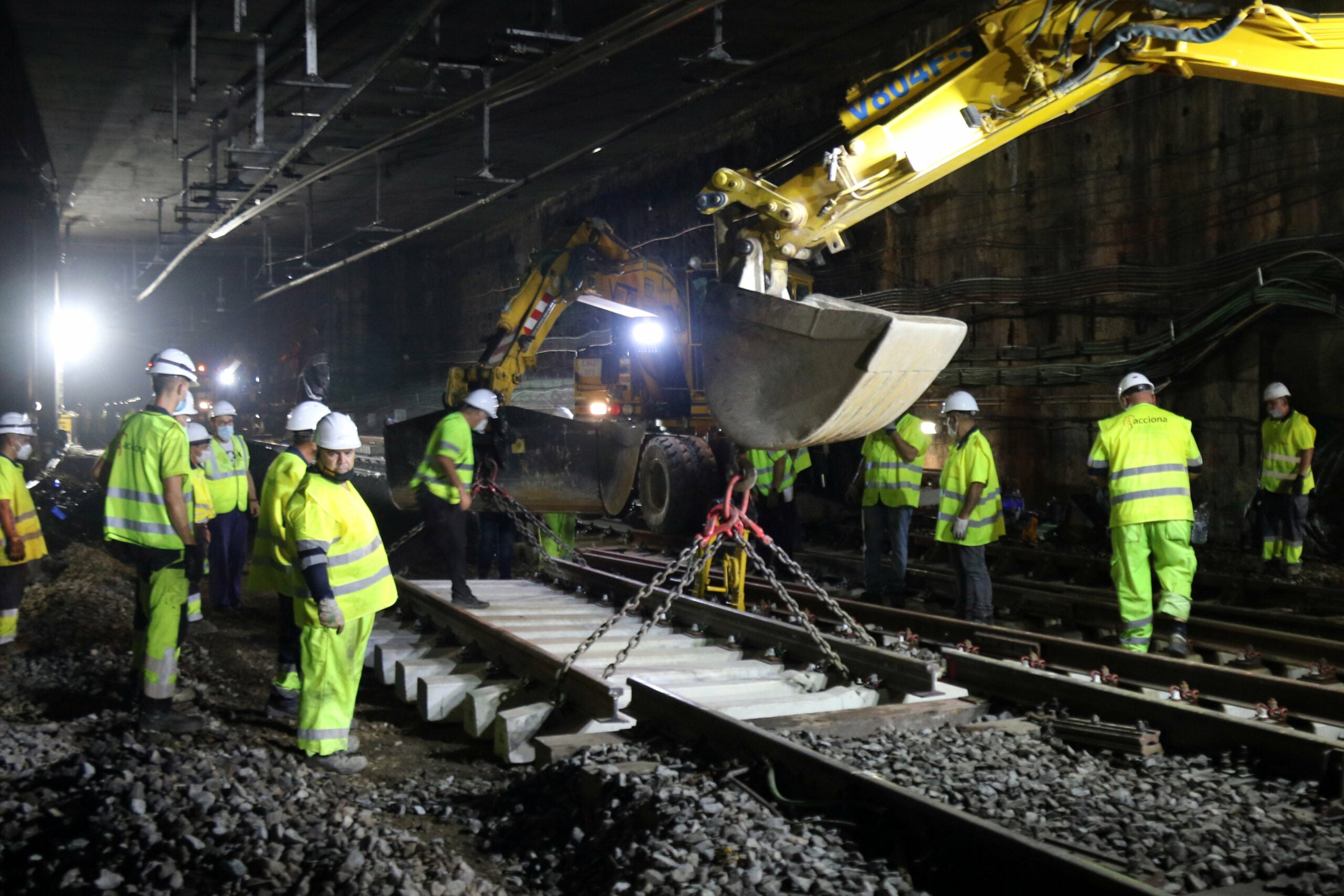 Operaris treballen en la recta final de la primera fase de les obres als túnels de l'estació de Sants, l'agost de 2020 / ACN - Miquel Codolar