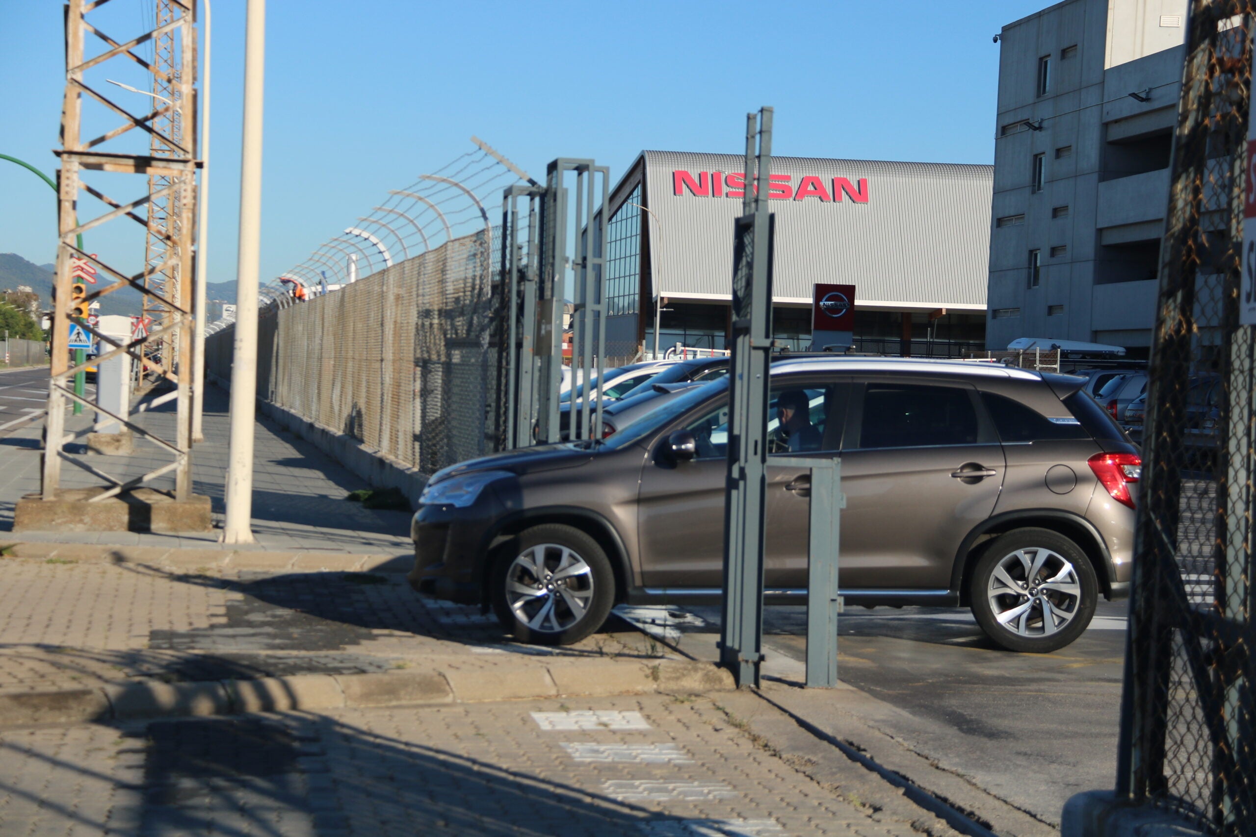 Una treballador de Nissan sortint de la planta de la Zona Franca, que ha reprès la producció de vehicles / ACN