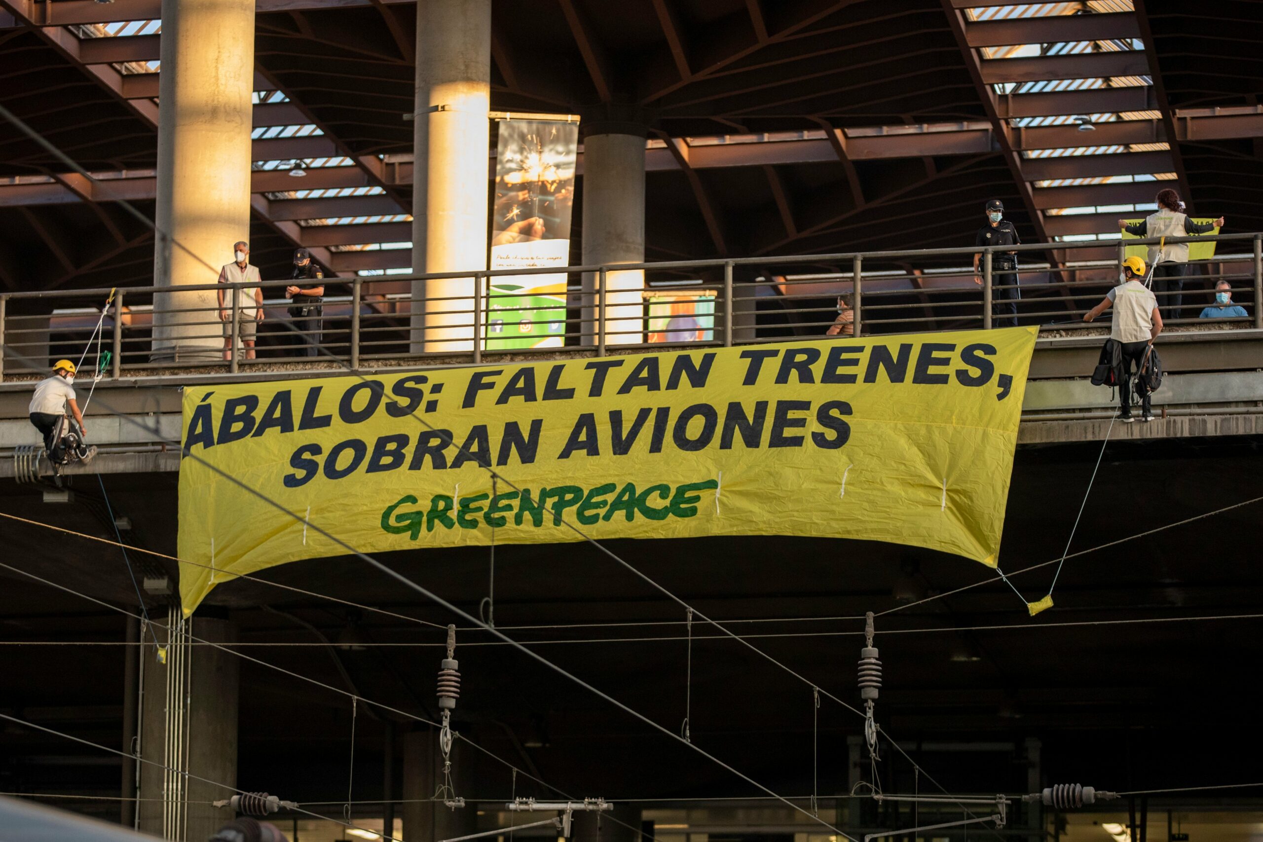 Pancarta desplegada per Greenpeace a l'estació d'Atocha / Greenpeace