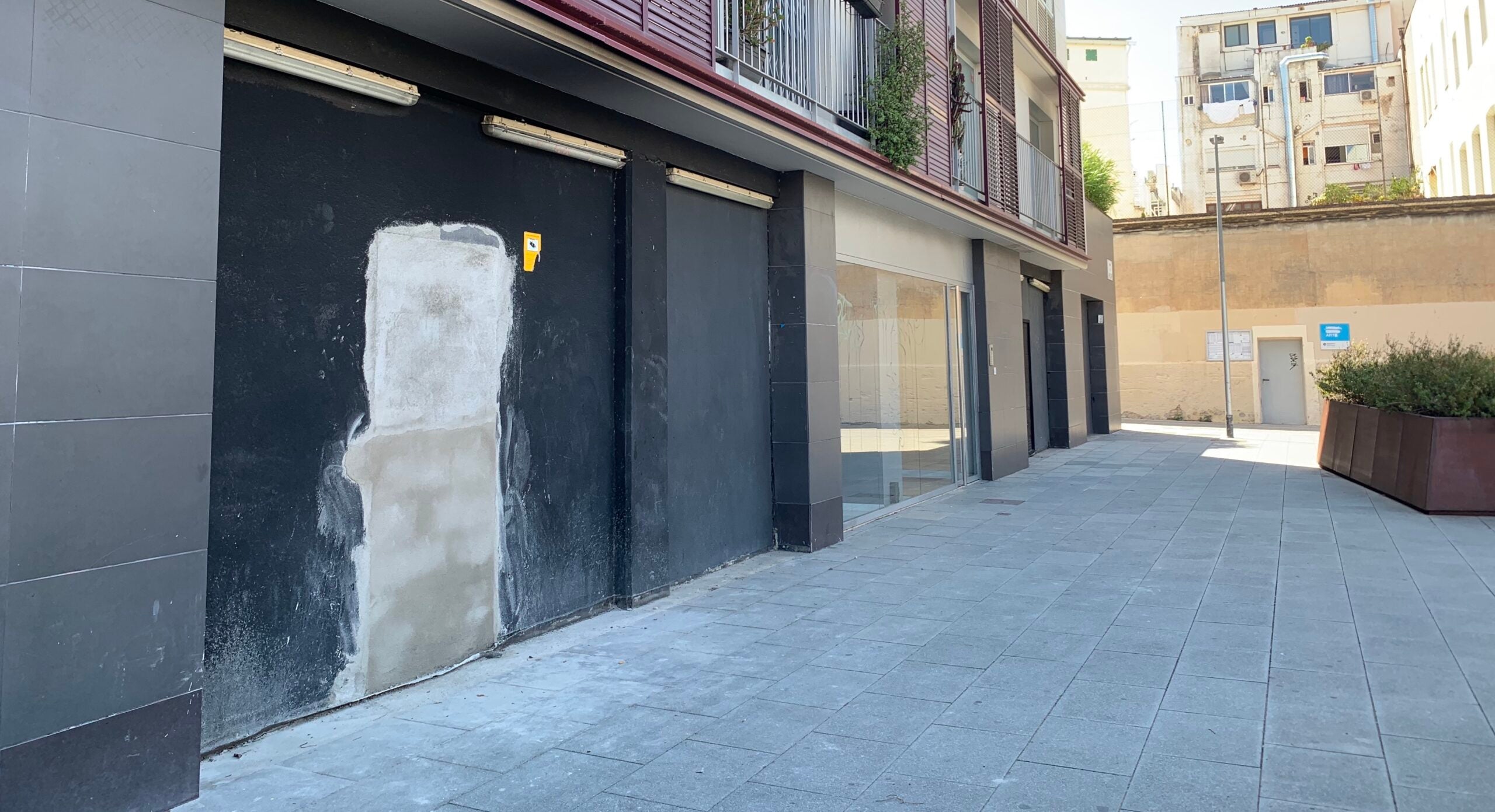 El local de la plaça Joan Pelegrí. d'Hostafrancs, on hi havia una casa ocupada per delinqüents que es va poder tapiar després d'un incendi provocat per una baralla / S.B.