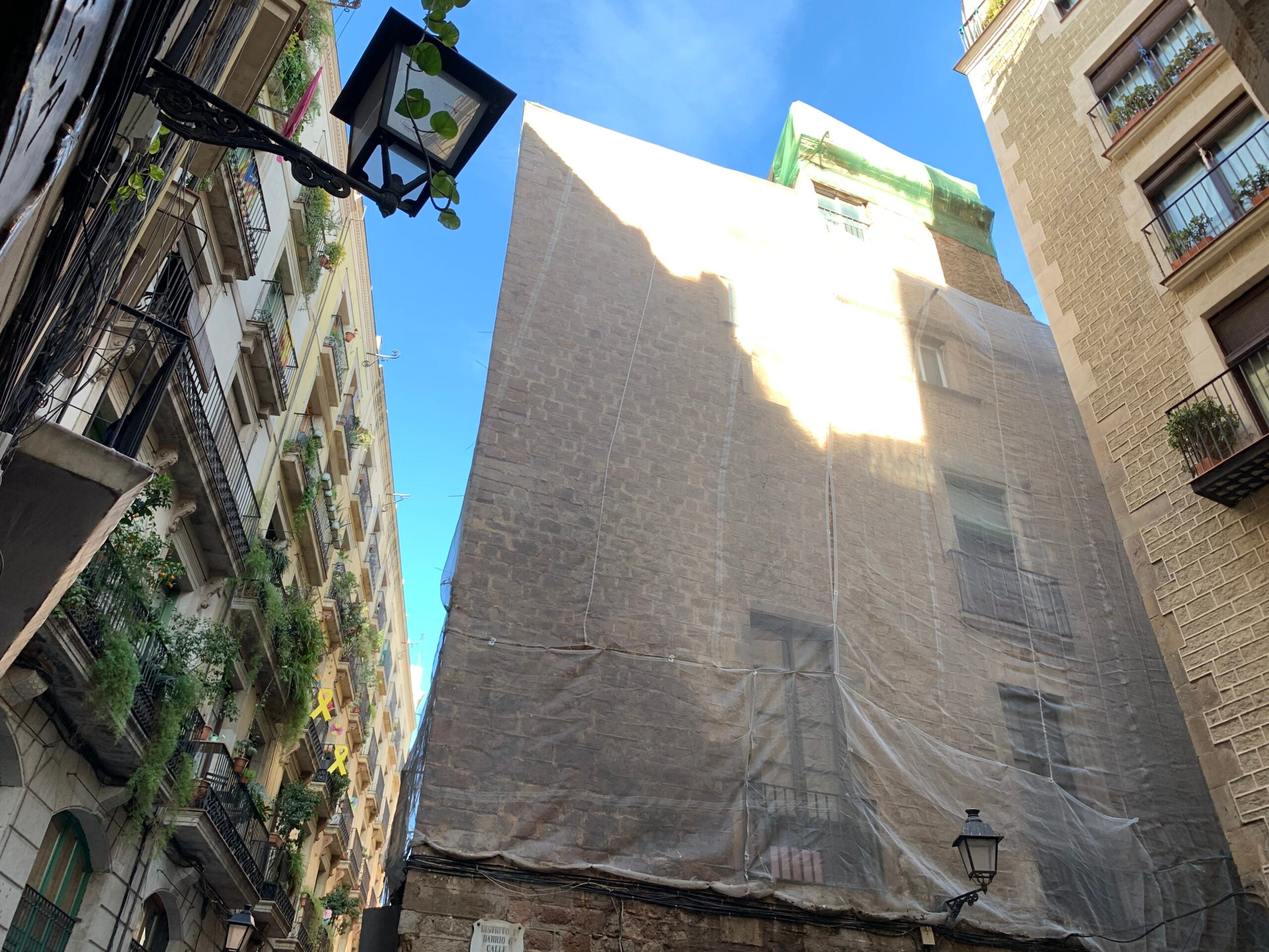 El palau dels Gualbes o Vilana Perles del barri Gòtic, envoltat d'una xarxa de protecció / Sílvia Barroso