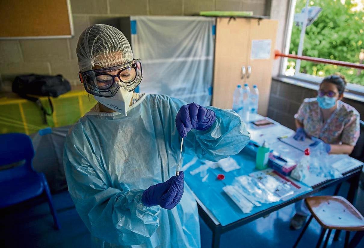 Professionals sanitaris fent proves de cribatge / Salut