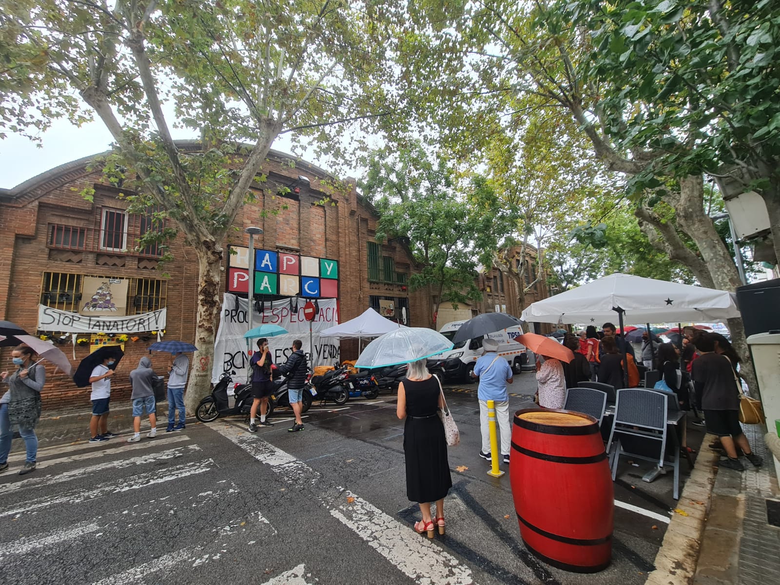 Protesta a Sants contra l'especulació immobiliària i el nou tanatori / Grup d'Habitatge de Sants