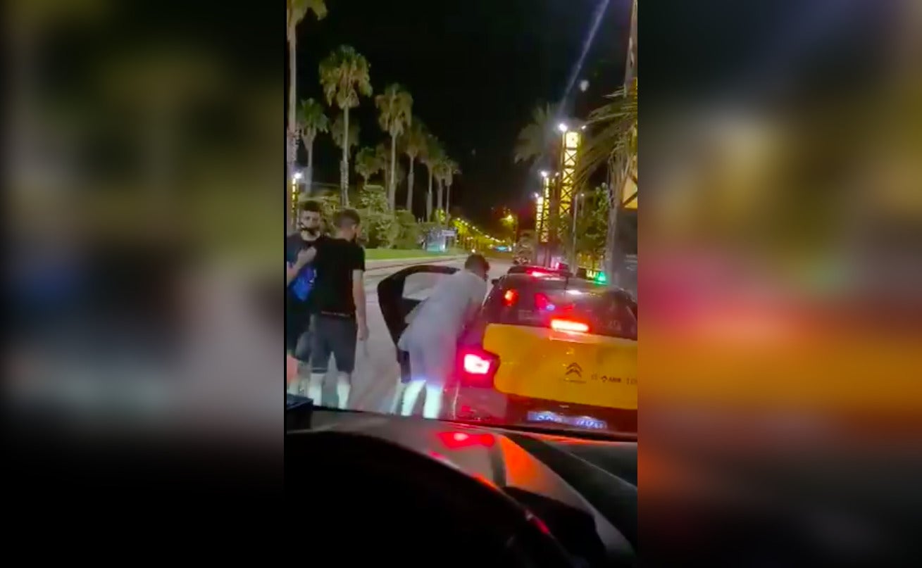 Captura del vídeo en què es veu un grup de joves atacant un turista com si fos un robatori 