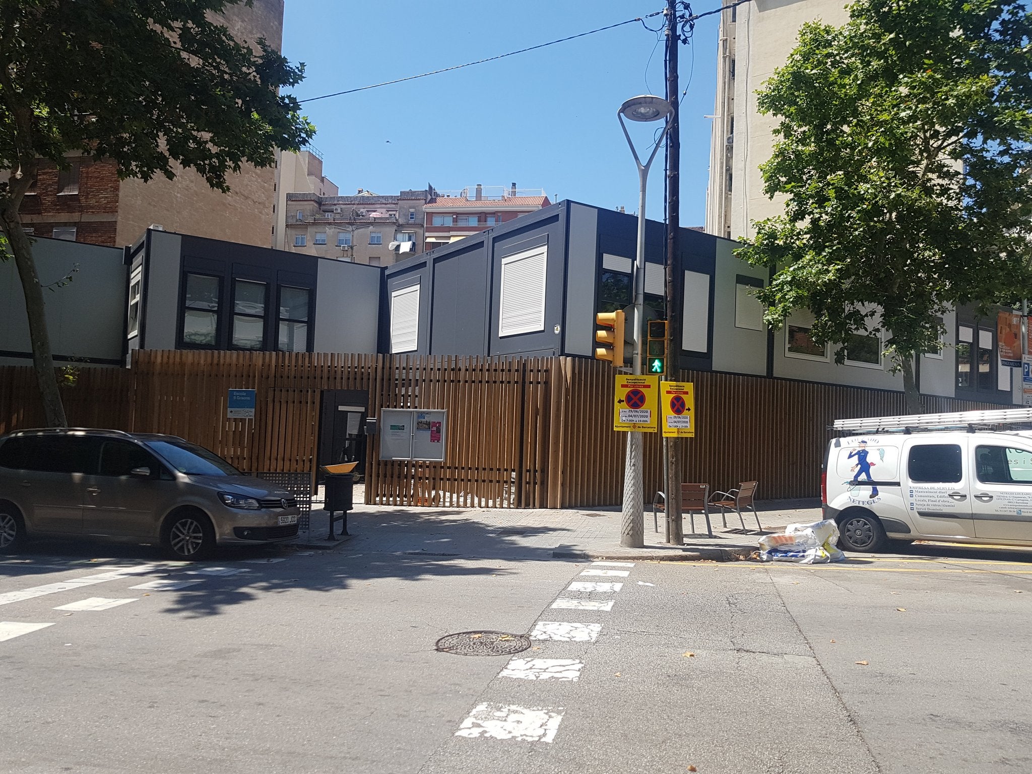 Exterior de l'Escola 9 graons de l'Eixample / Twitter