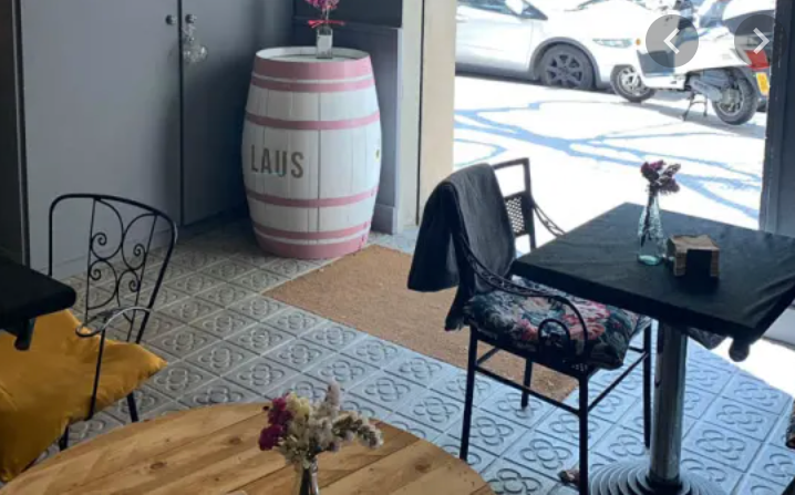 Les semiterrasses són l'opció de molts bars per ampliar taules sense haver de demanar llicència / Sanviernes