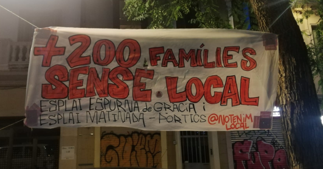 El cartell que han penjat dos esplais graciencs per denunciar la manca de local / @Notenimlocal (Twitter)