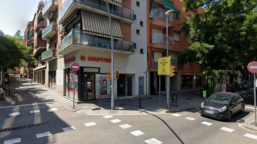 Set cotxes malmesos en un robatori dins d'un aparcament de la Rambla del Carmel / Google Street View