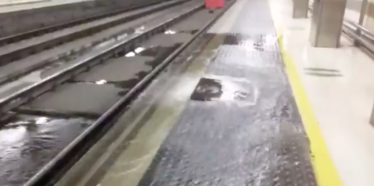 Una andana de l'estació de Sants inundada / Twitter