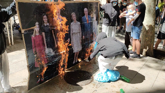 Crema d'un retrat reial a la manifestació d'Arran / DC