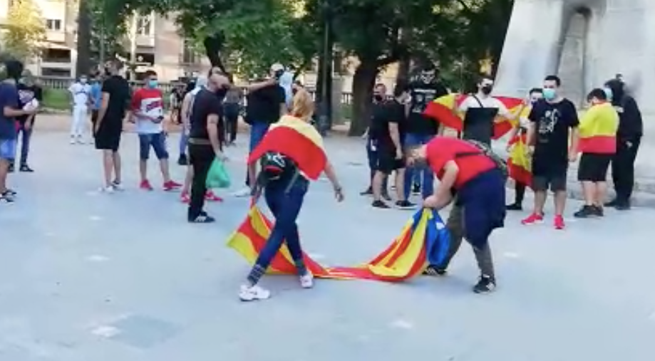 Dos ultres espanyolistes intenten cremar una estelada / A.L.